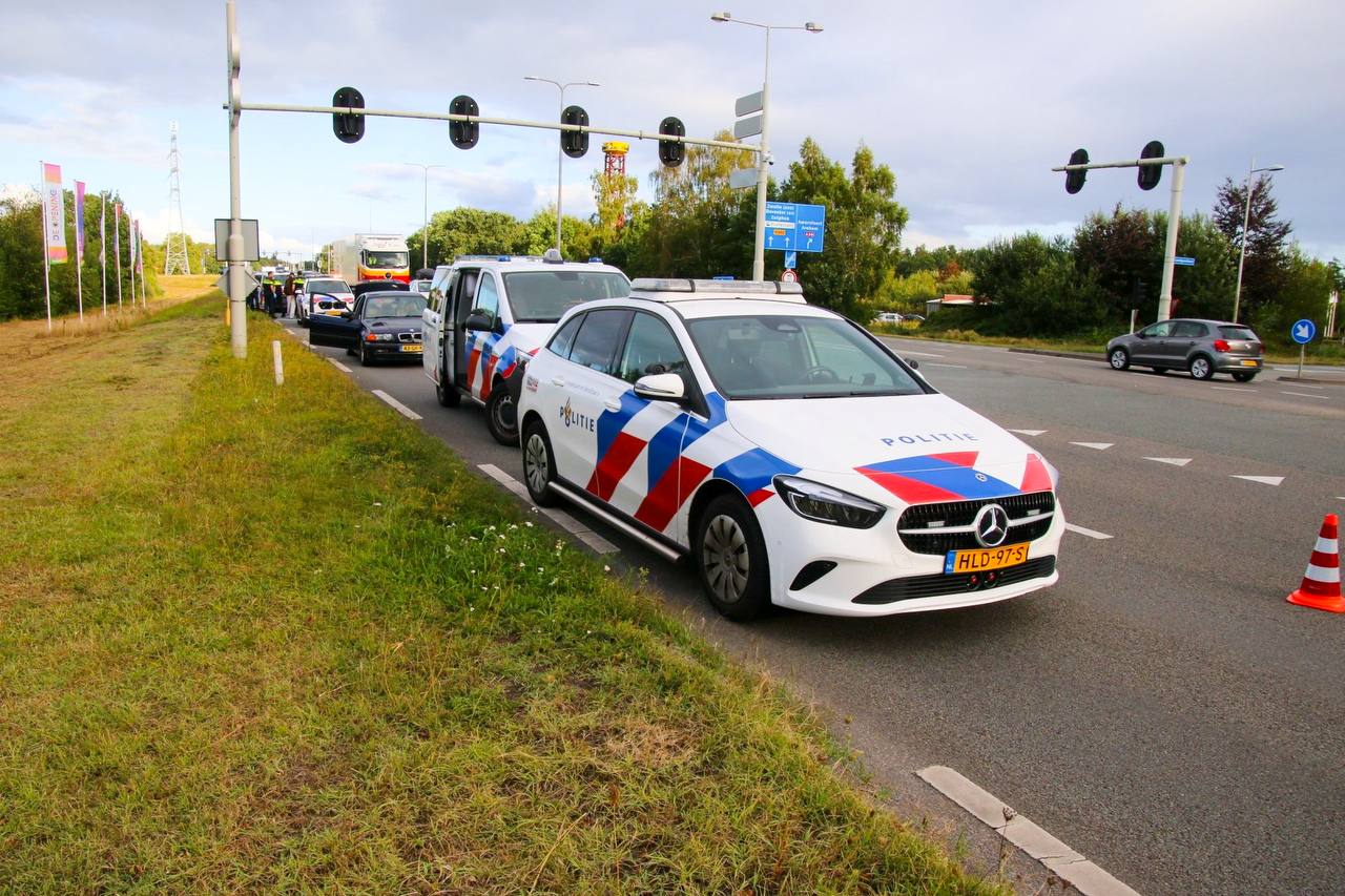 Man aangehouden nabij A50 in Apeldoorn, meerdere politie-eenheden ter plaatse - foto