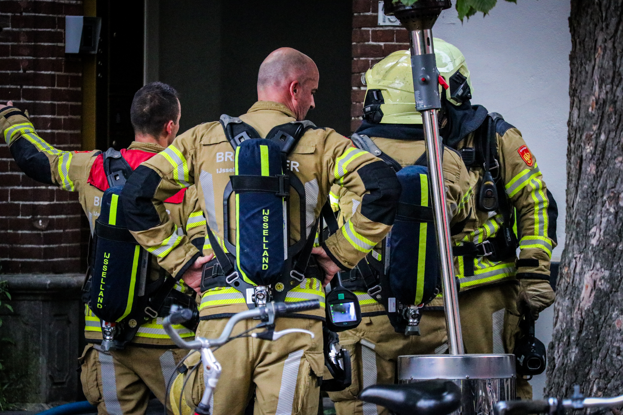 UPDATE: Zeer grote brand in binnenstad Deventer, persoon naar ziekenhuis na hevige rookontwikkeling - foto