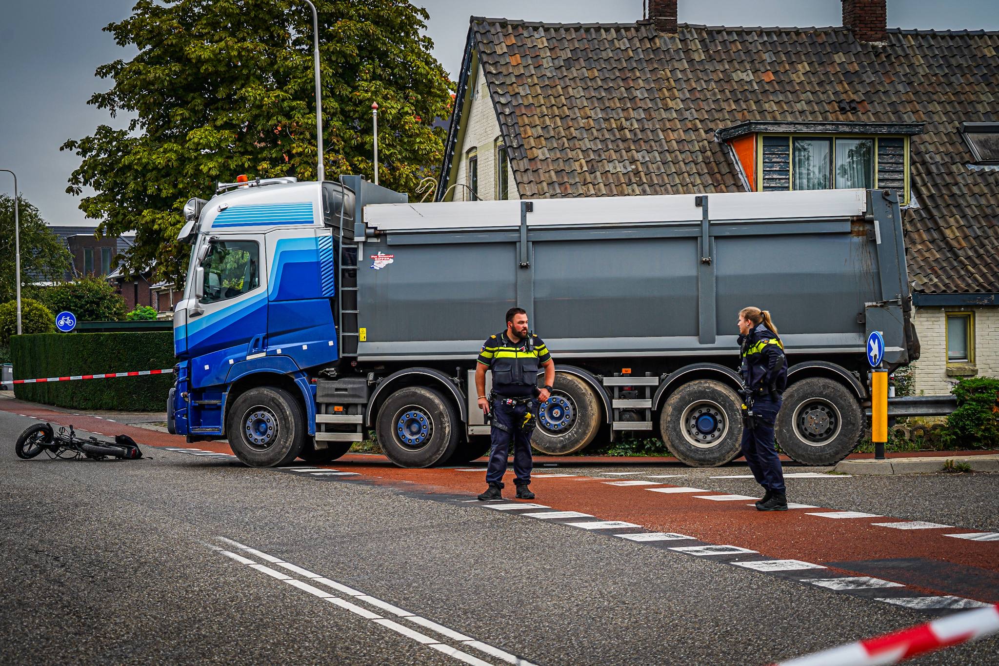 Ernstige aanrijding tussen fatbike en vrachtwagen op kruispunt - foto