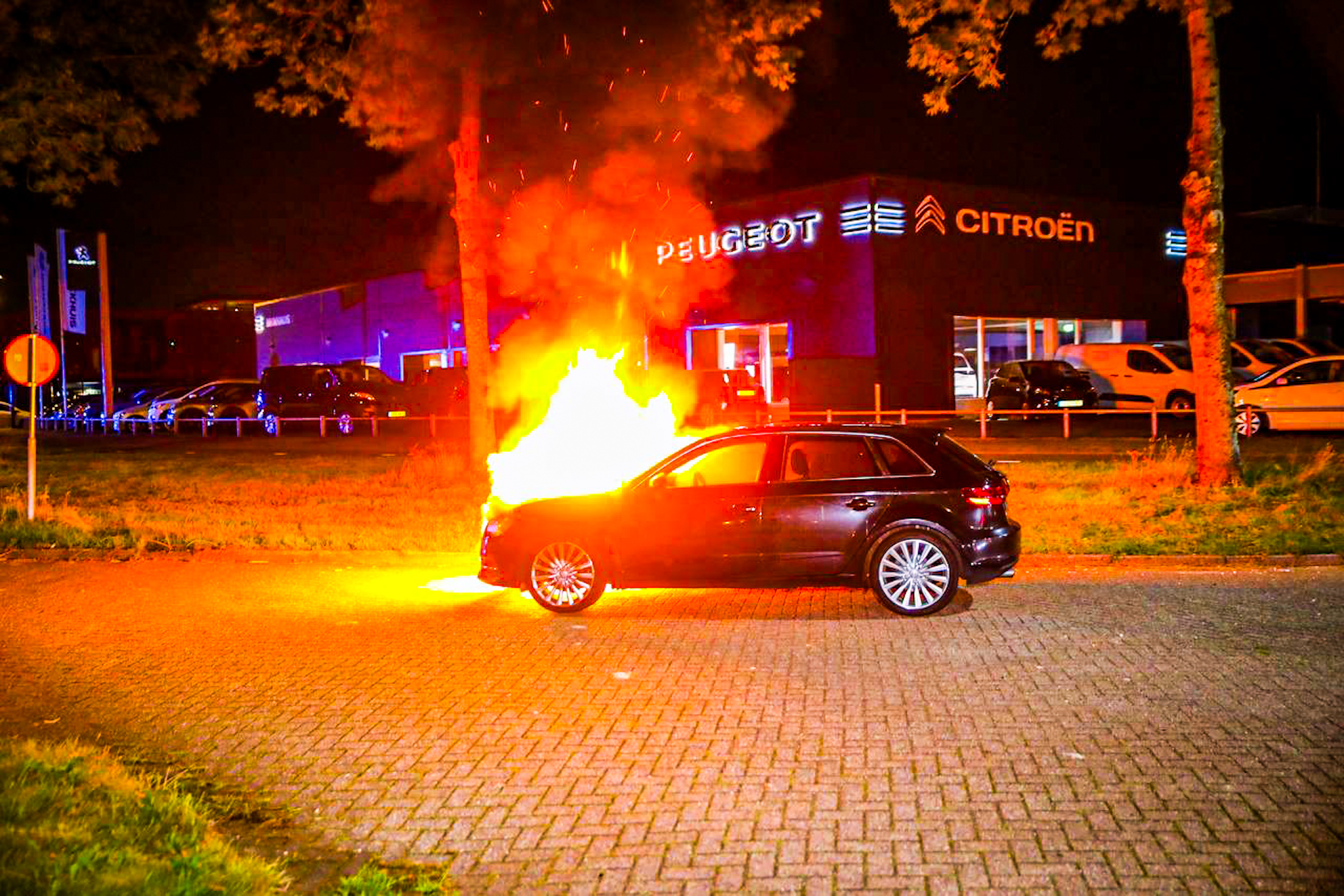 Auto vliegt in brand bij tankstation, bestuurder voorkomt gevaarlijke situatie