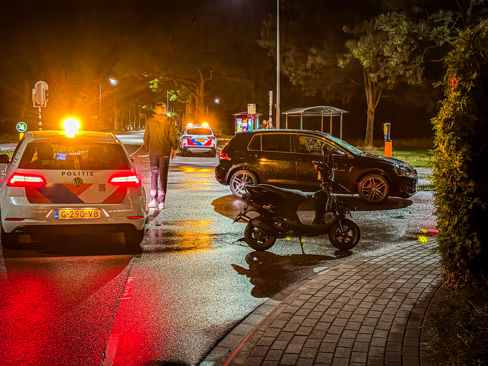 Scooterrijder komt met schrik vrij na botsing met auto in Dieren - foto