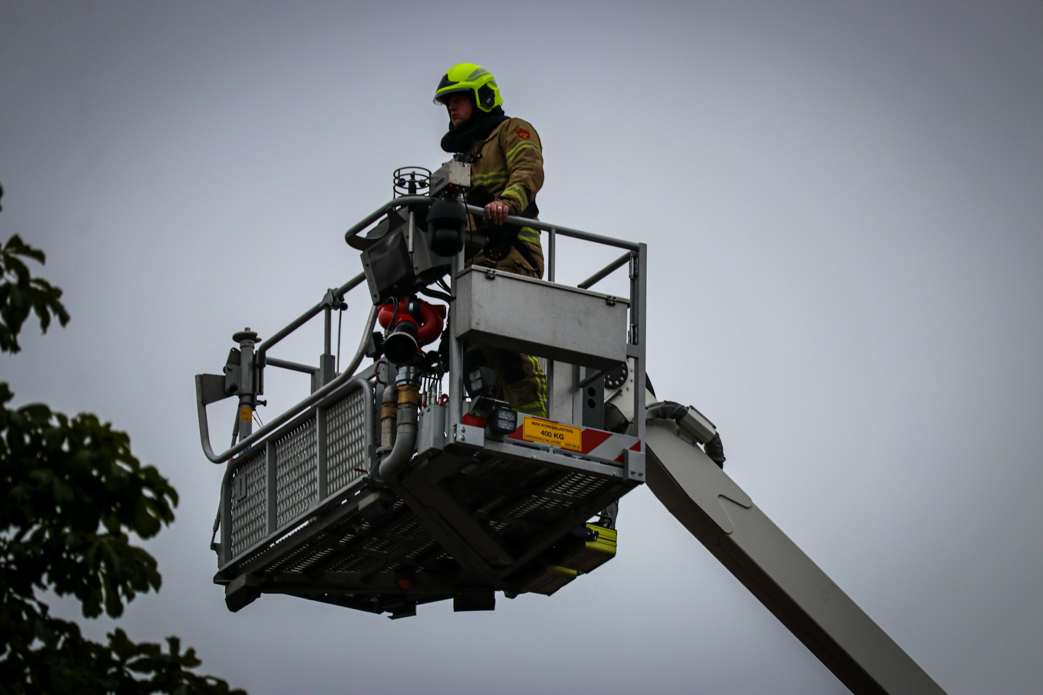 UPDATE: Zeer grote brand in binnenstad Deventer, persoon naar ziekenhuis na hevige rookontwikkeling