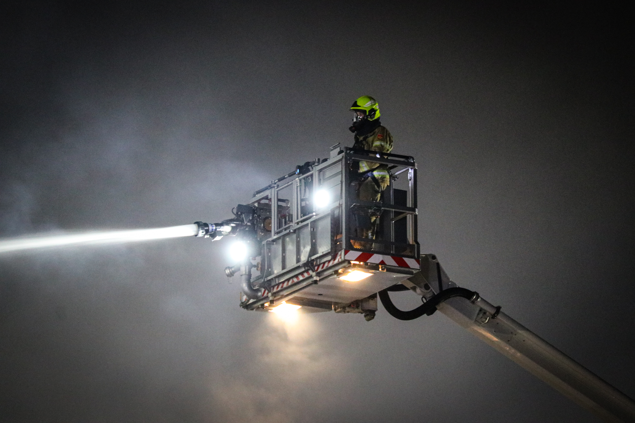 UPDATE: NL-Alert ingetrokken, meerdere bedrijfspanden verloren bij zeer grote brand - foto