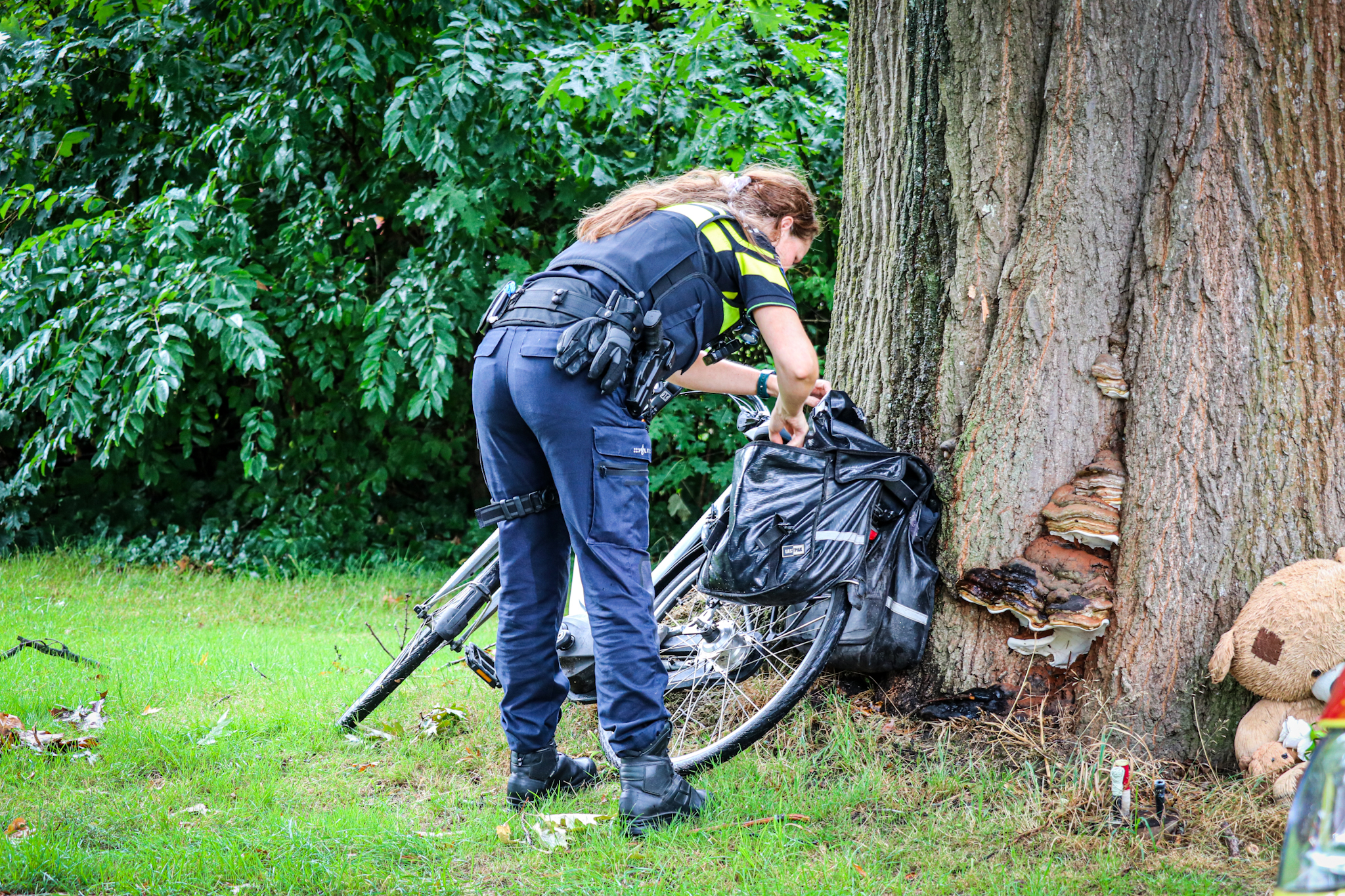 Fietser gewond na val op rotonde - foto
