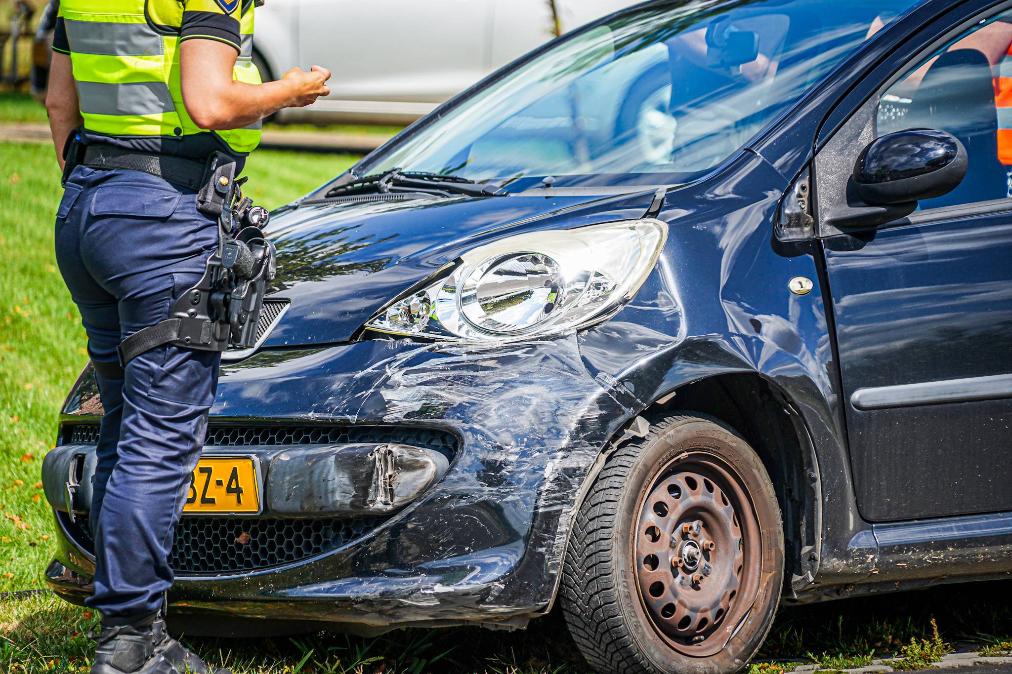 Ongeluk tussen twee auto’s op kruispunt; een rijbaan dicht - foto