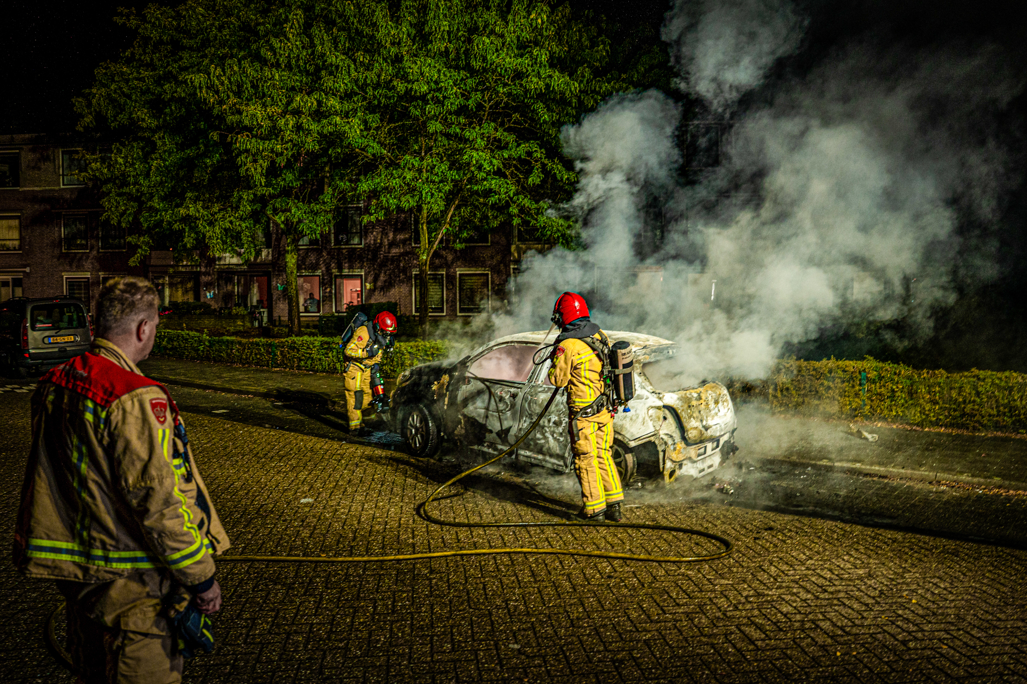 Zesde autobrand in korte tijd, politie start buurtonderzoek - foto