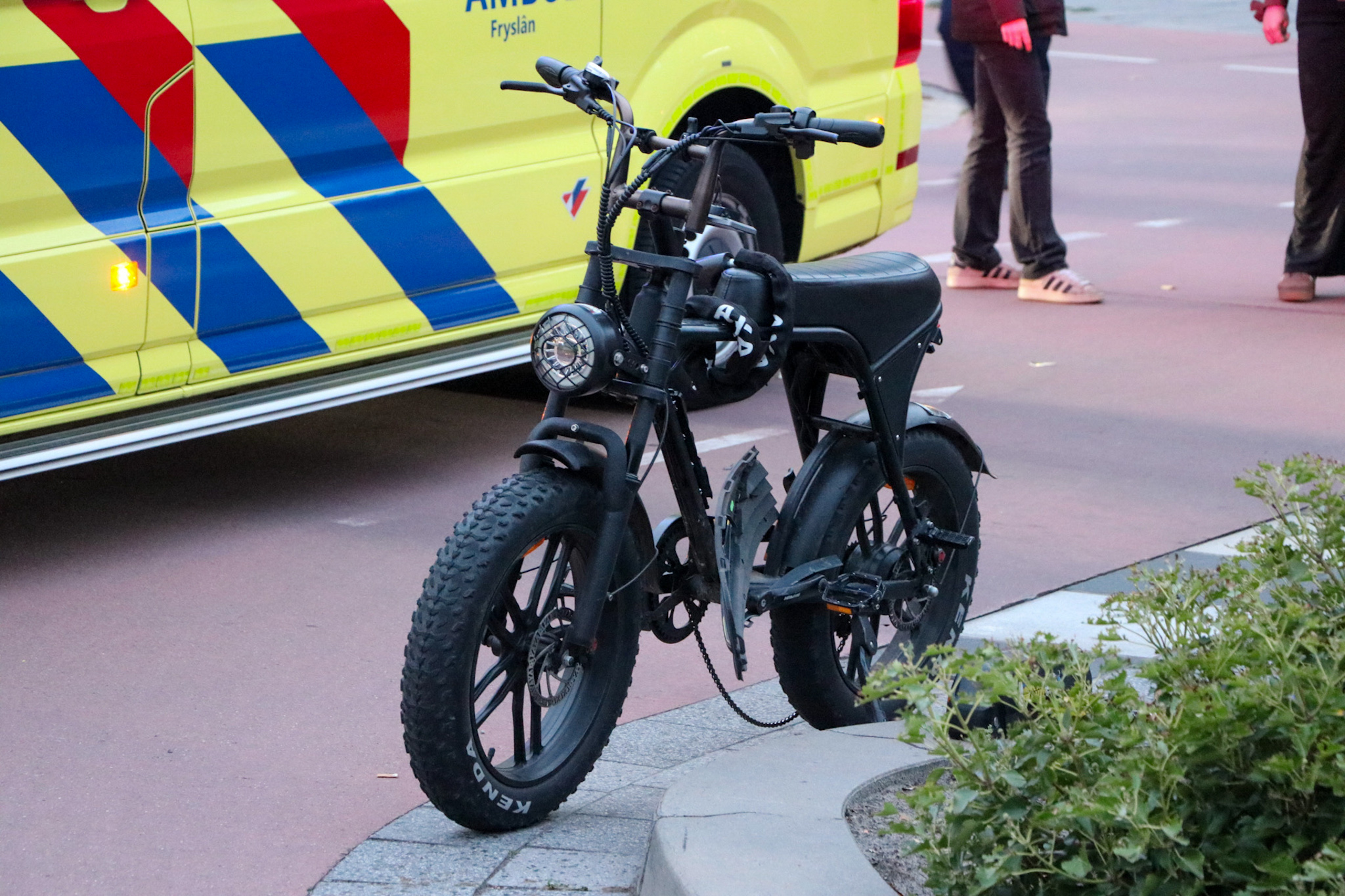 Fatbiker gewond bij aanrijding, automobilist rijdt door