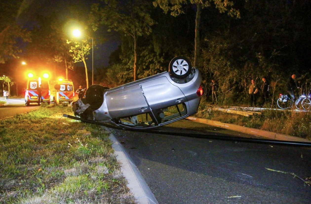 Auto slaat over de kop, bestuurder aangehouden - foto