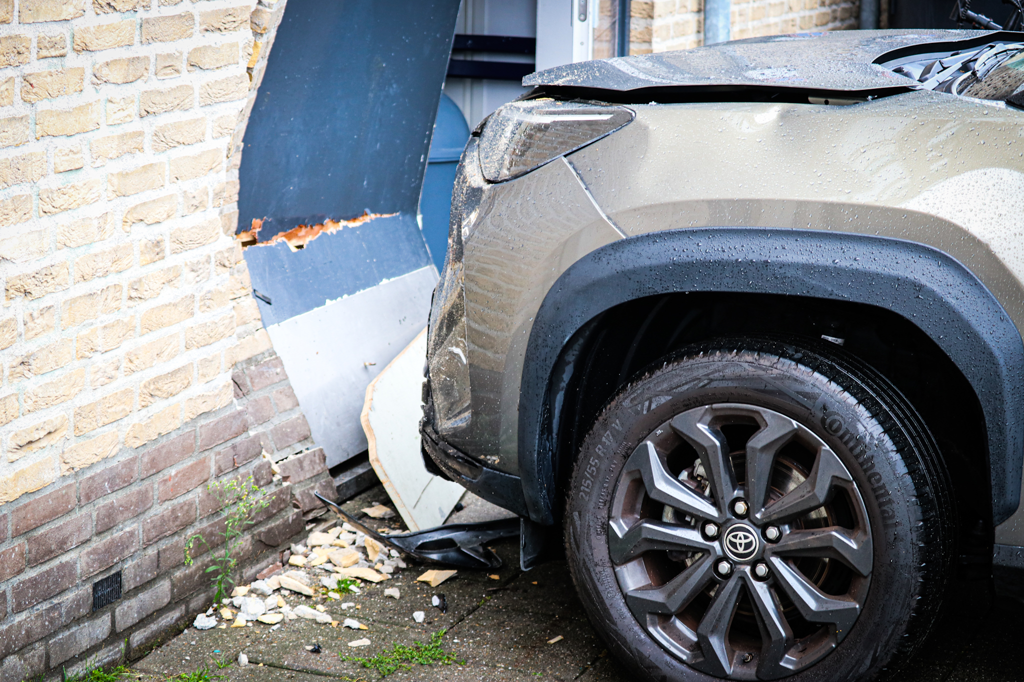 Auto ramt gevel aan Eilandplein in Duiven - foto