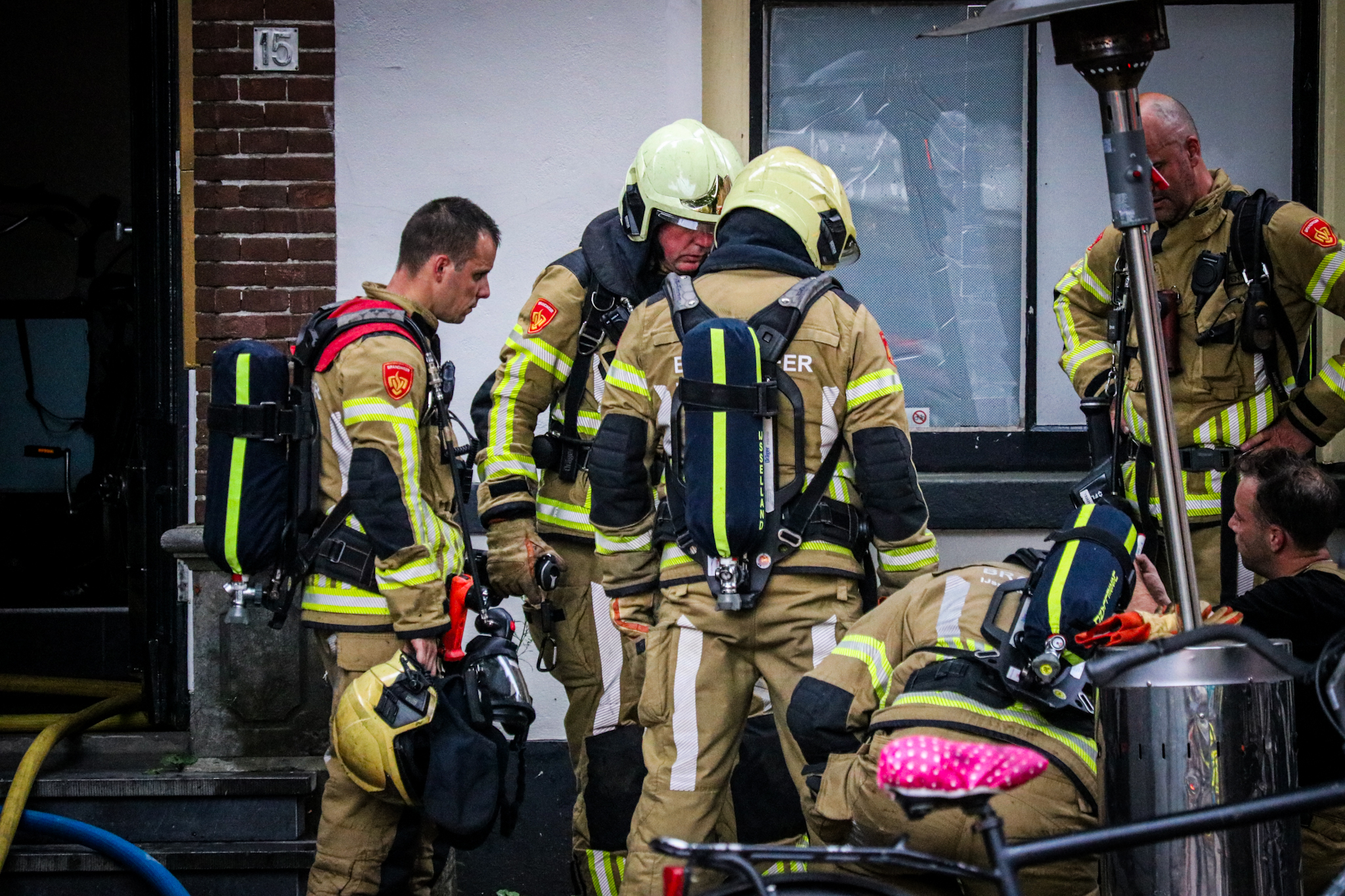 Zeer grote brand aan de Brink in Deventer, hulpdiensten schalen op naar GRIP 1 - foto