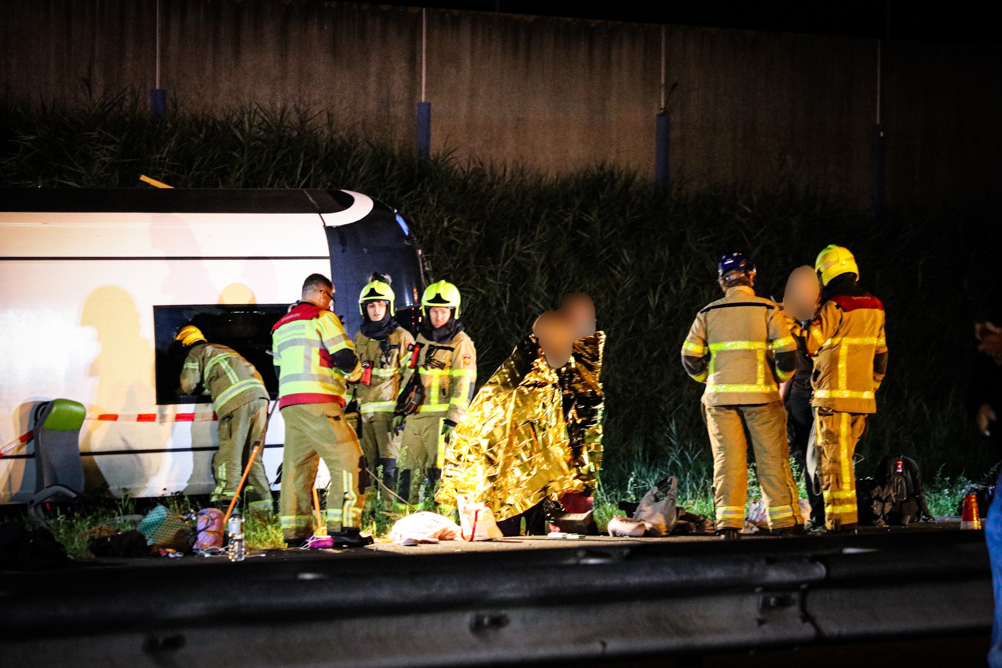 Touringcar belandt op zijkant na ernstig ongeval op A28 - foto