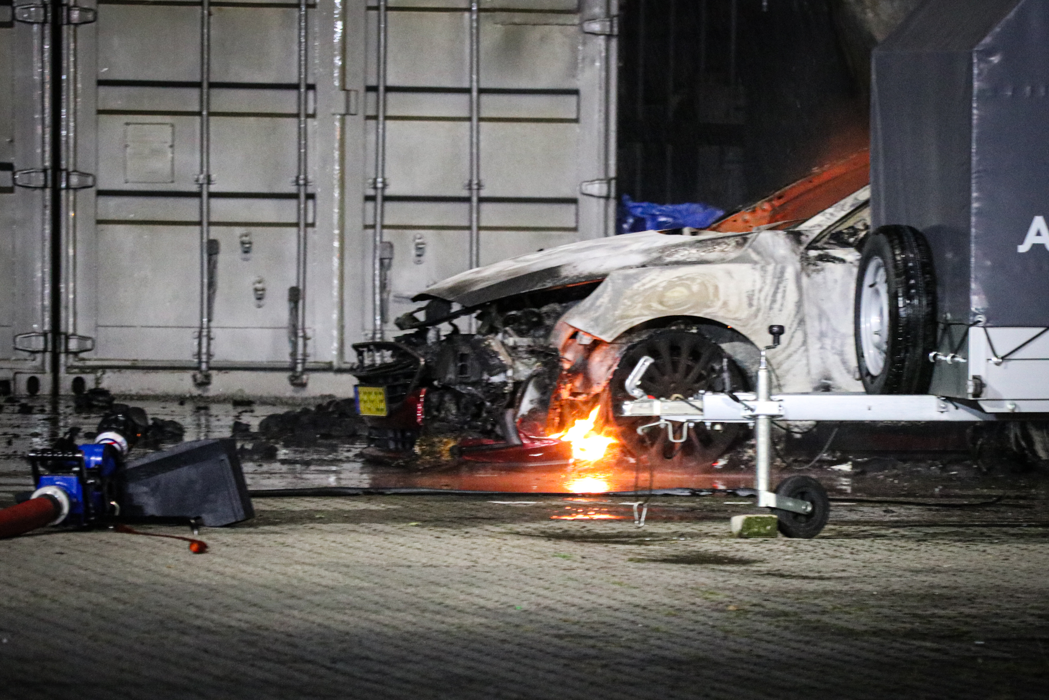 Zeer grote brand na botsing met pand onder controle - foto