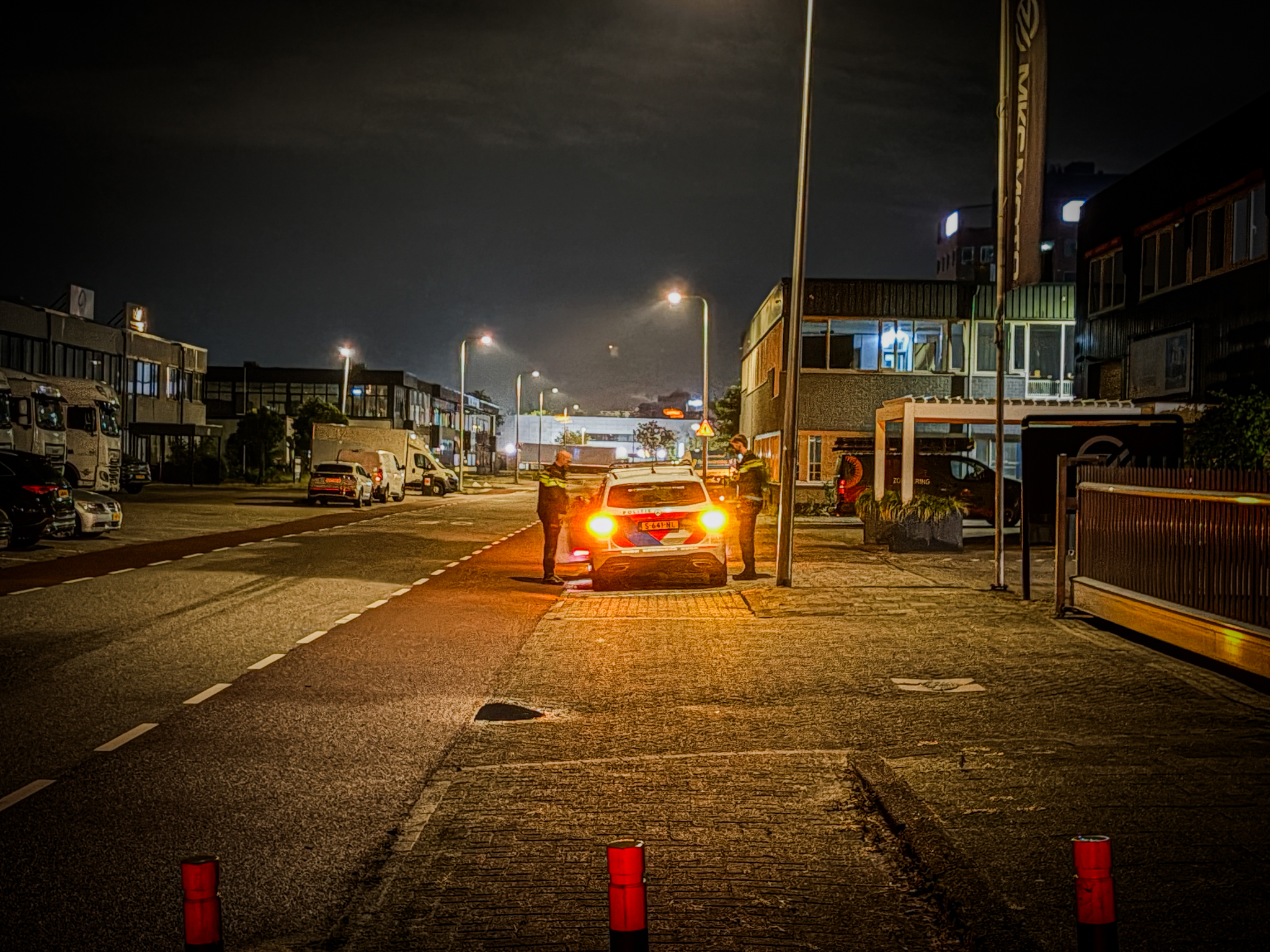 Explosie bij bedrijfspand aan Savannahweg in Utrecht, politie doet onderzoek - foto