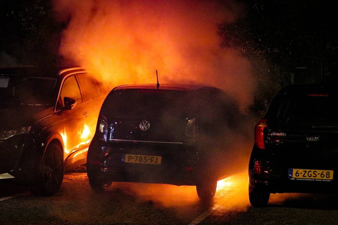 Auto volledig uitgebrand, politie houdt rekening met brandstichting - foto