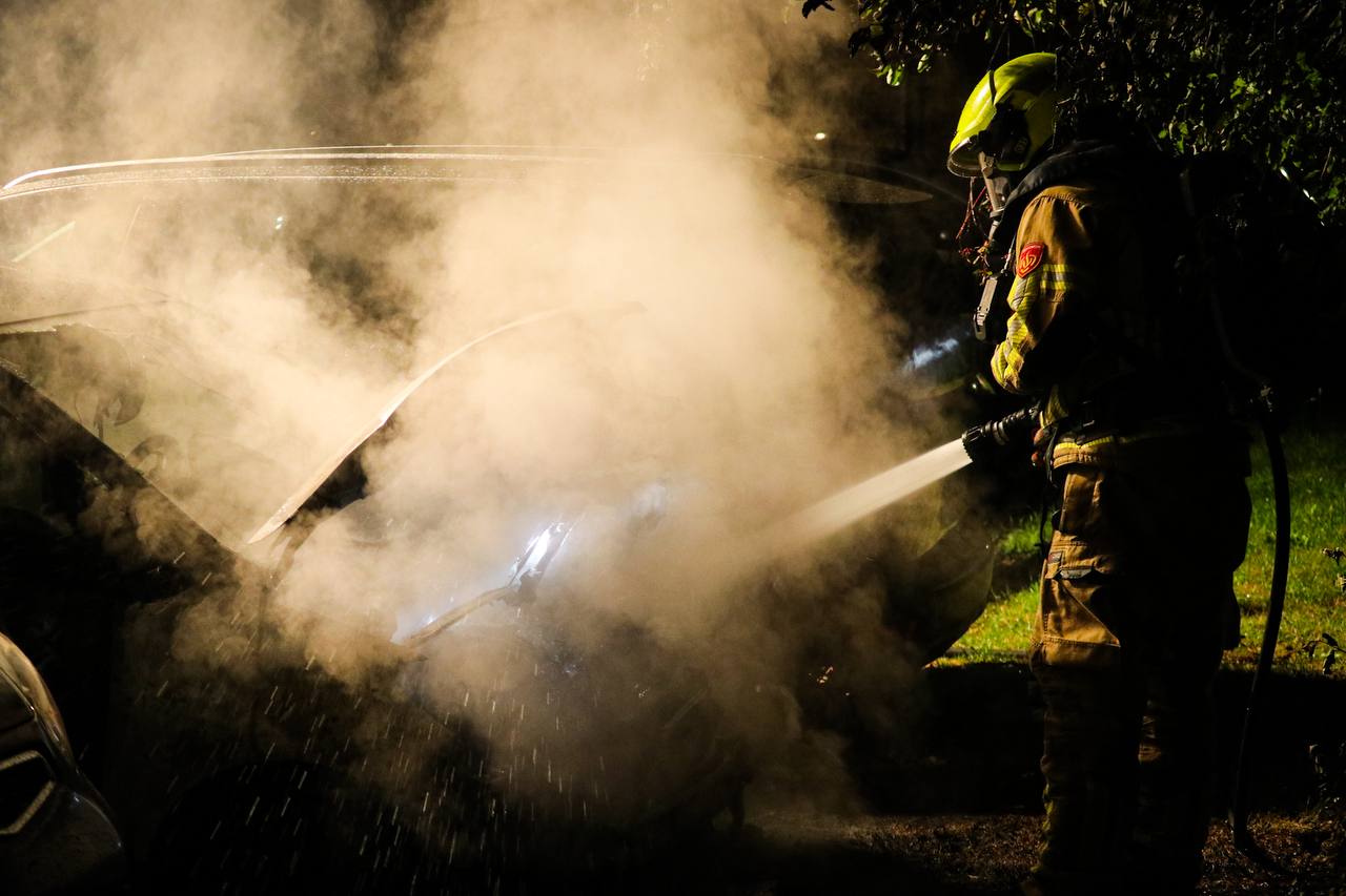 Auto volledig uitgebrand, politie houdt rekening met brandstichting - foto