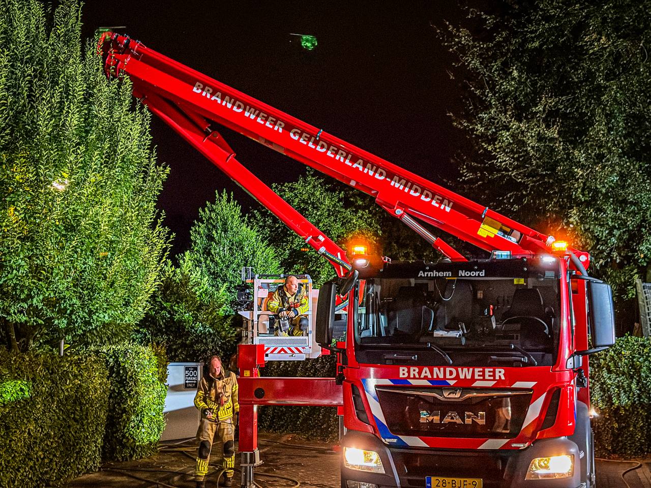 Bewoner gewond bij balkonbrand in Velp, brandweer voorkomt uitbreiding - foto