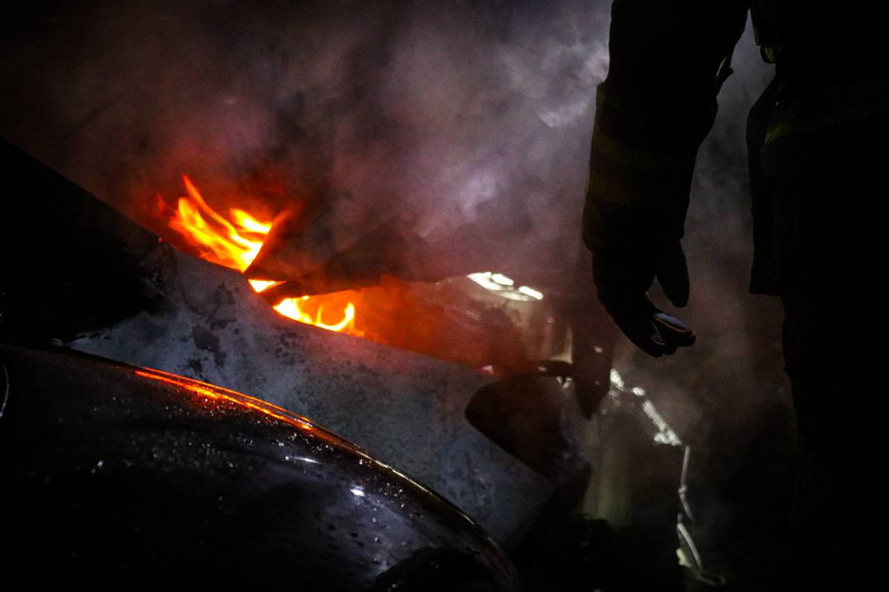 Auto volledig uitgebrand, politie houdt rekening met brandstichting - foto