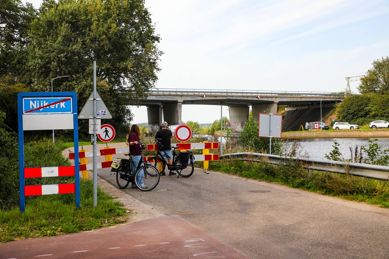 Tiental mensen inspecteren afgesloten brug A28 bij Nijkerk - foto