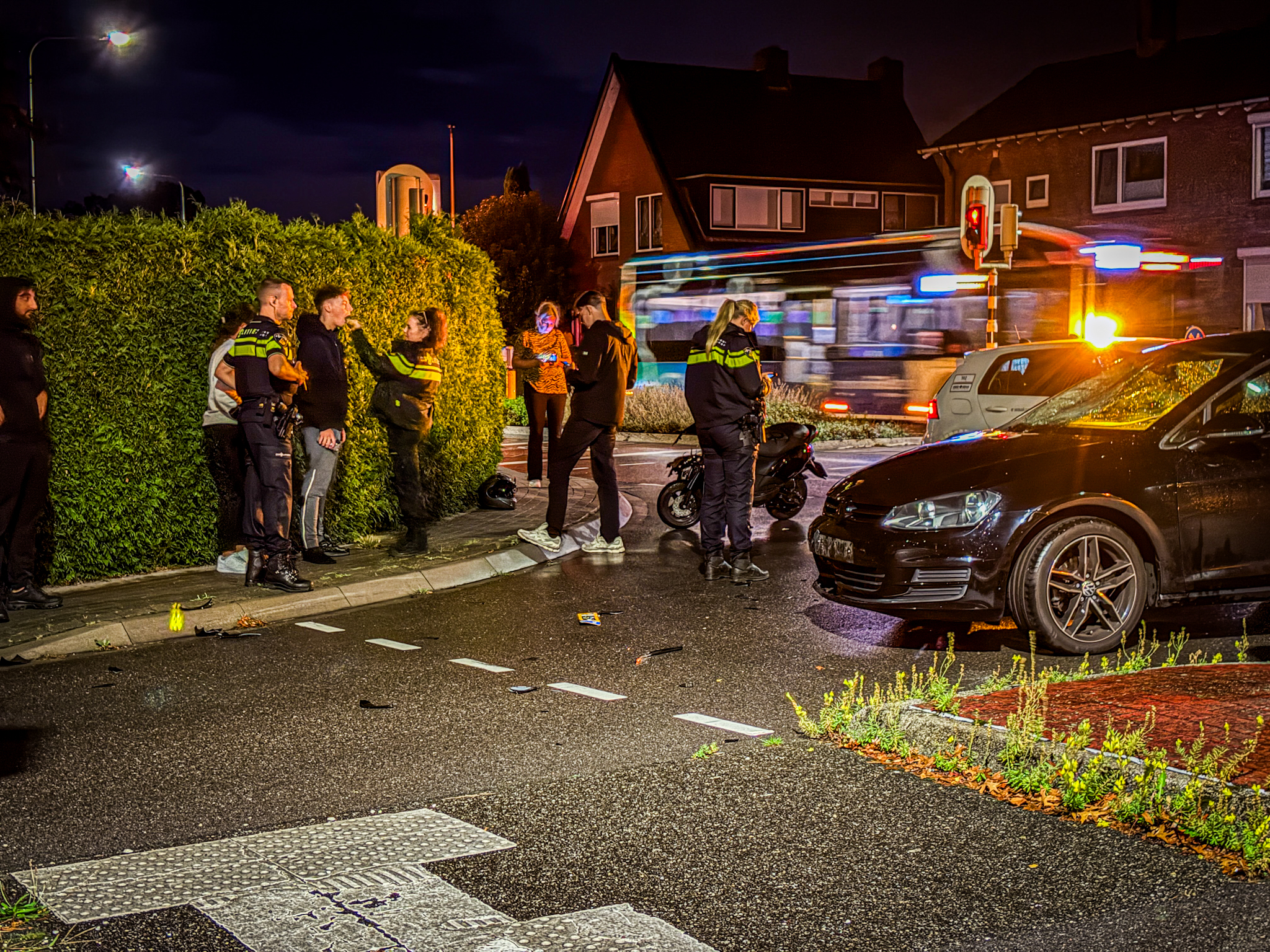 Scooterrijder komt met schrik vrij na botsing met auto in Dieren - foto