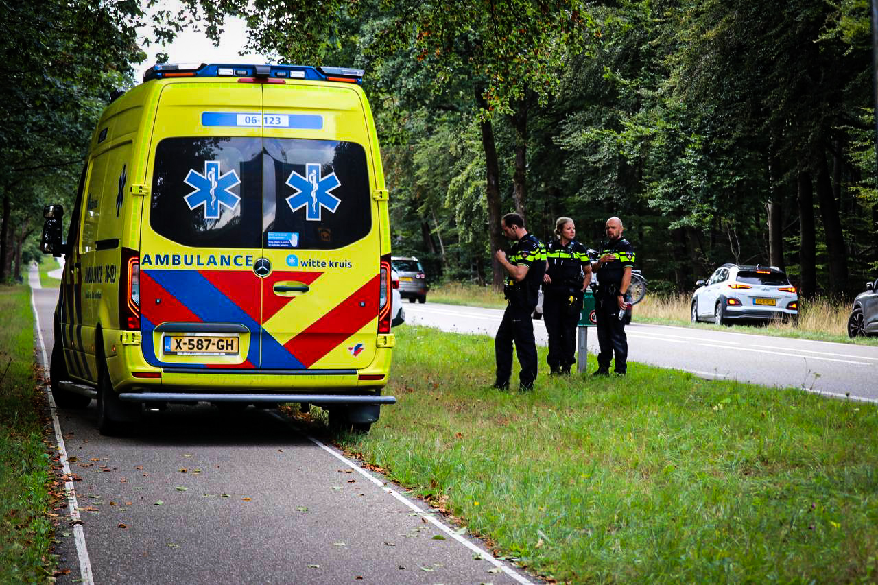 Vrouw gewond na eenzijdig ongeval, auto eindigt tegen boom in bos - foto
