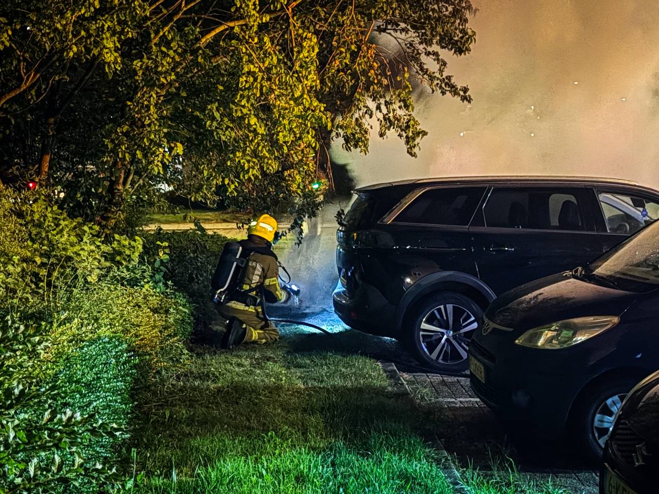 Auto volledig uitgebrand, politie houdt rekening met brandstichting - foto
