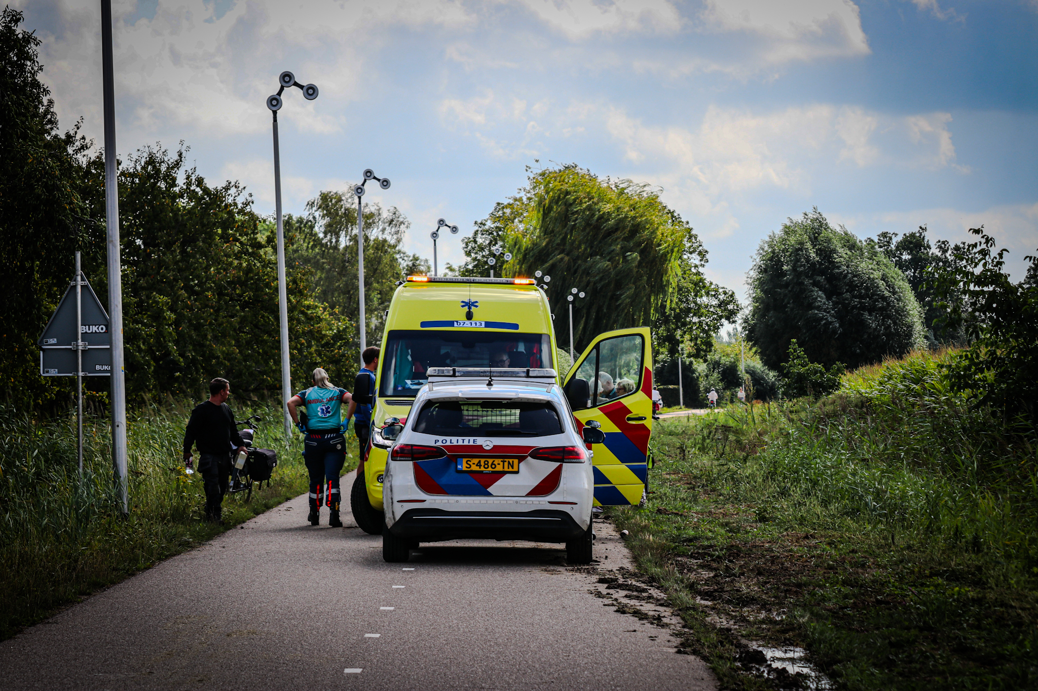 Fietser ten val, omstanders schieten te hulp