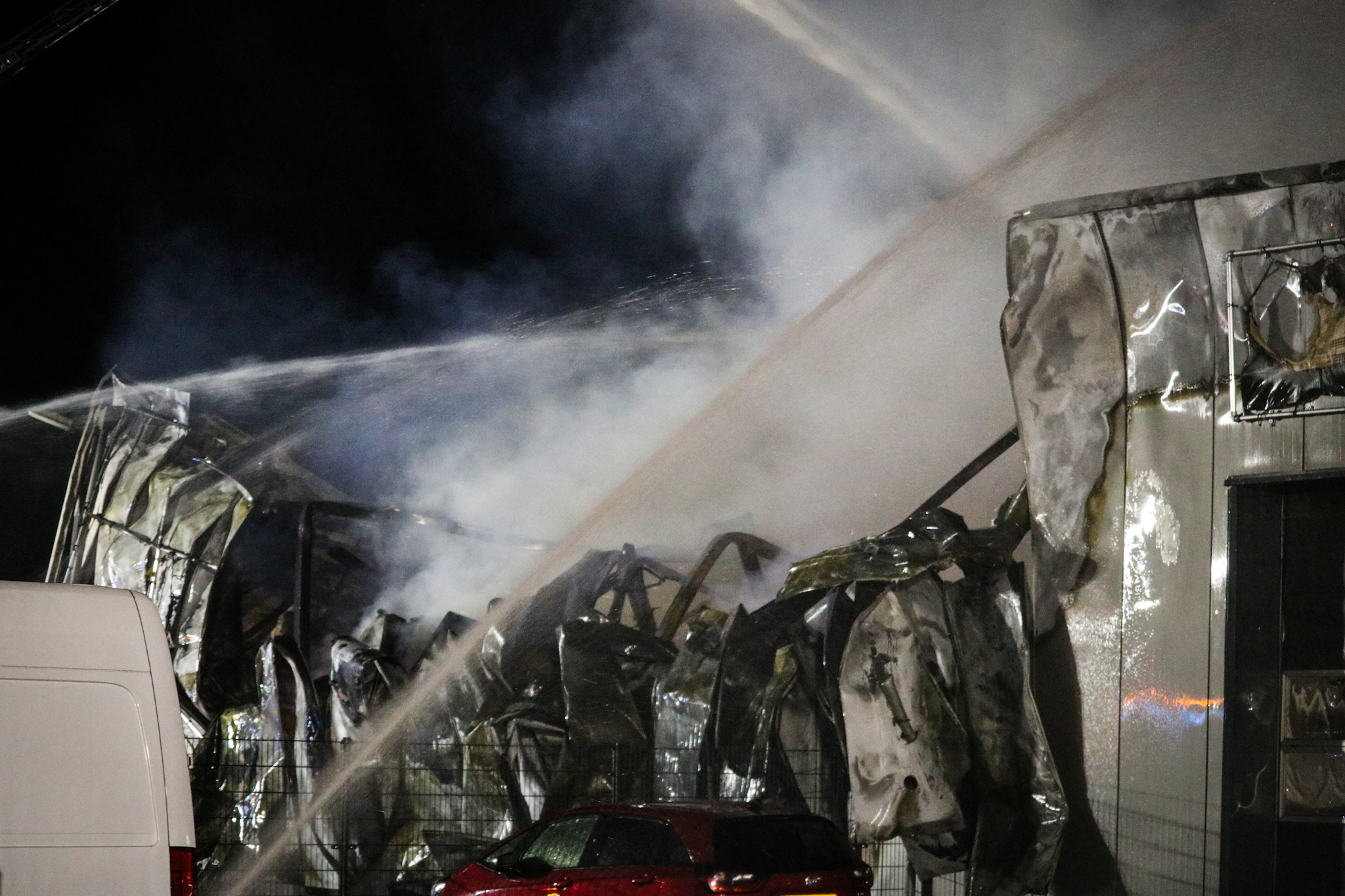 Zeer grote brand na botsing met pand onder controle