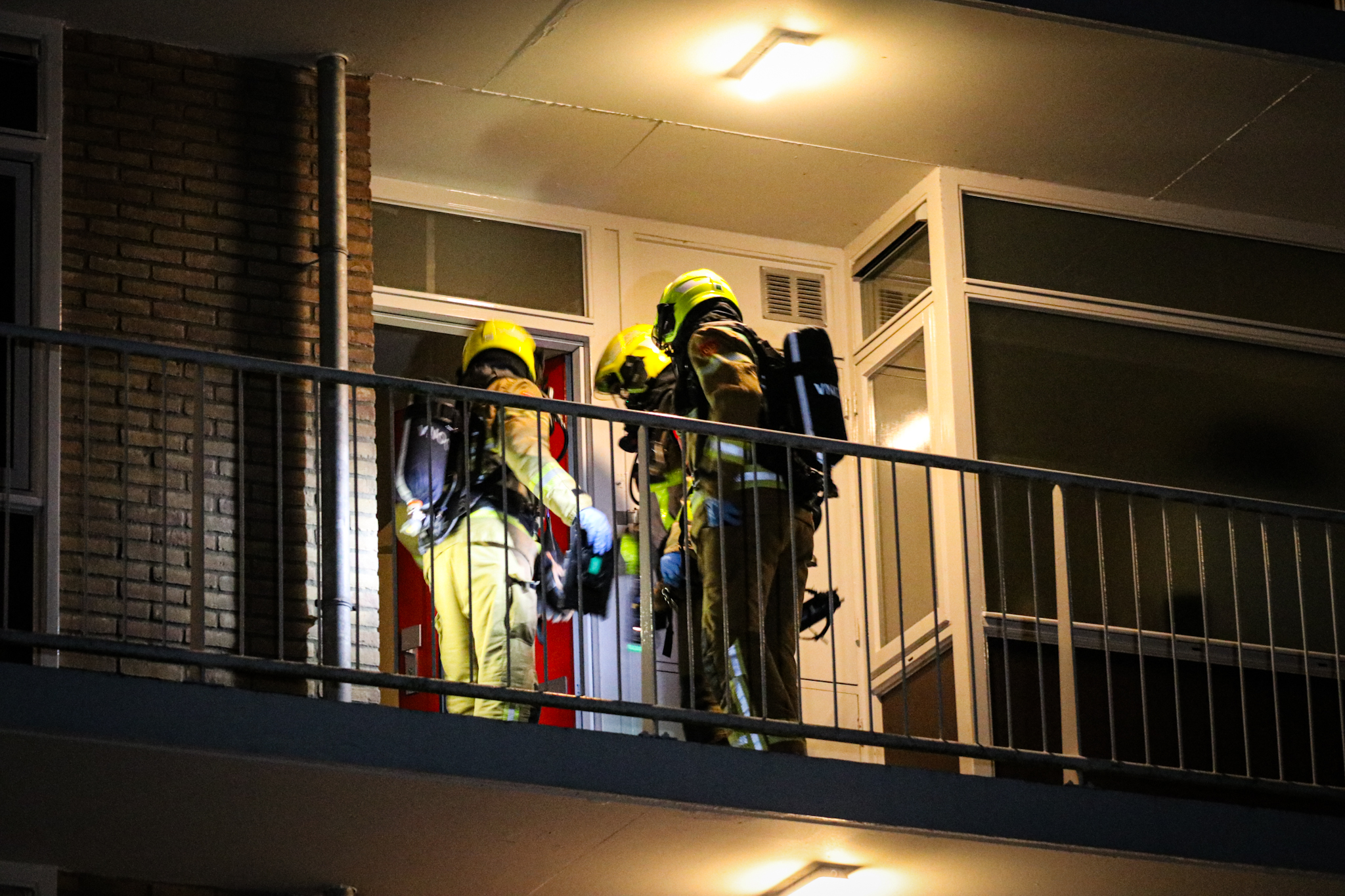 Verdachte aangehouden na vondst vaten in appartement, politie onderzoekt mogelijk drugslab - foto