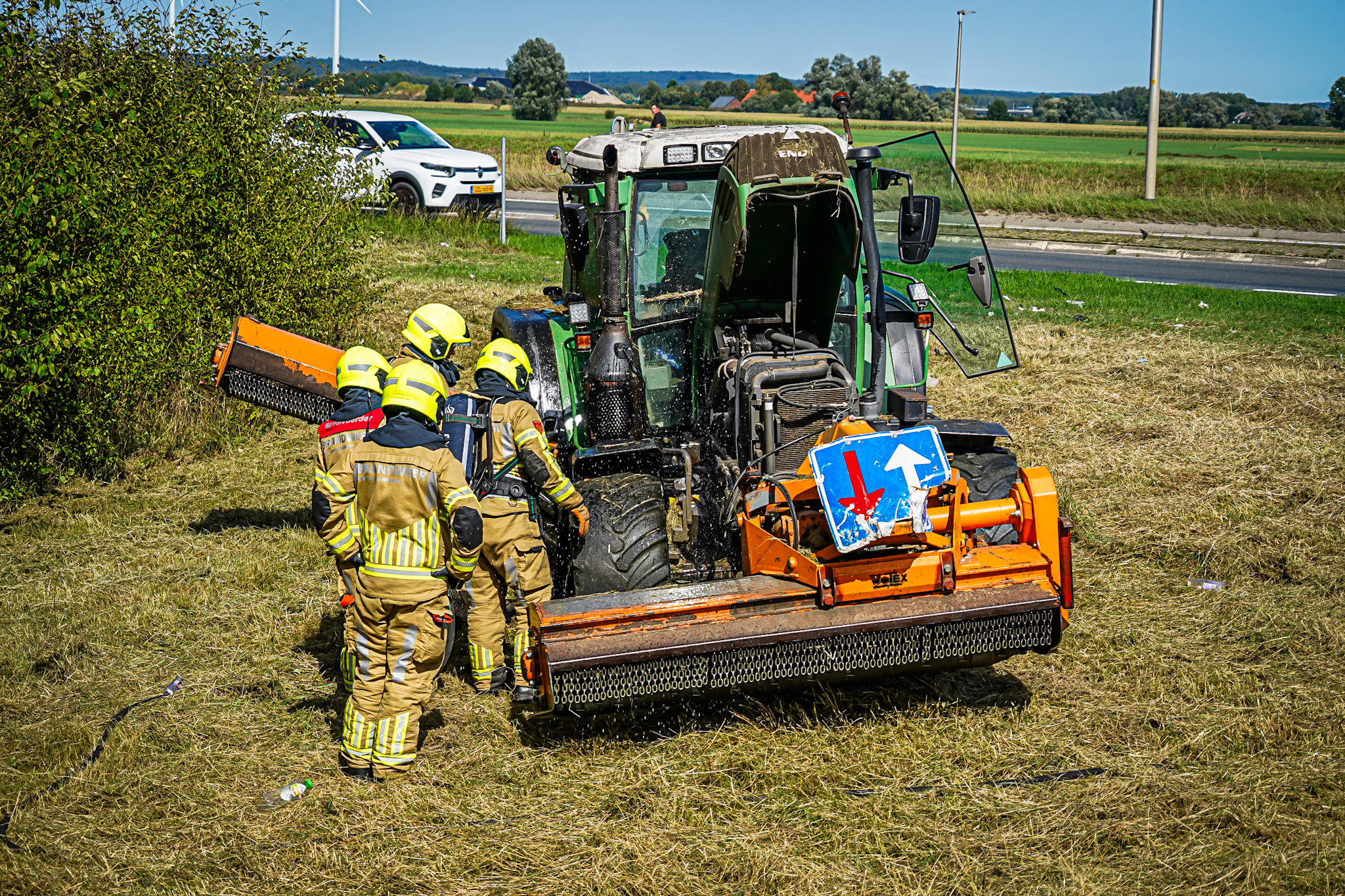 Tractor zorgt voor brandweerinzet langs de weg in Huissen