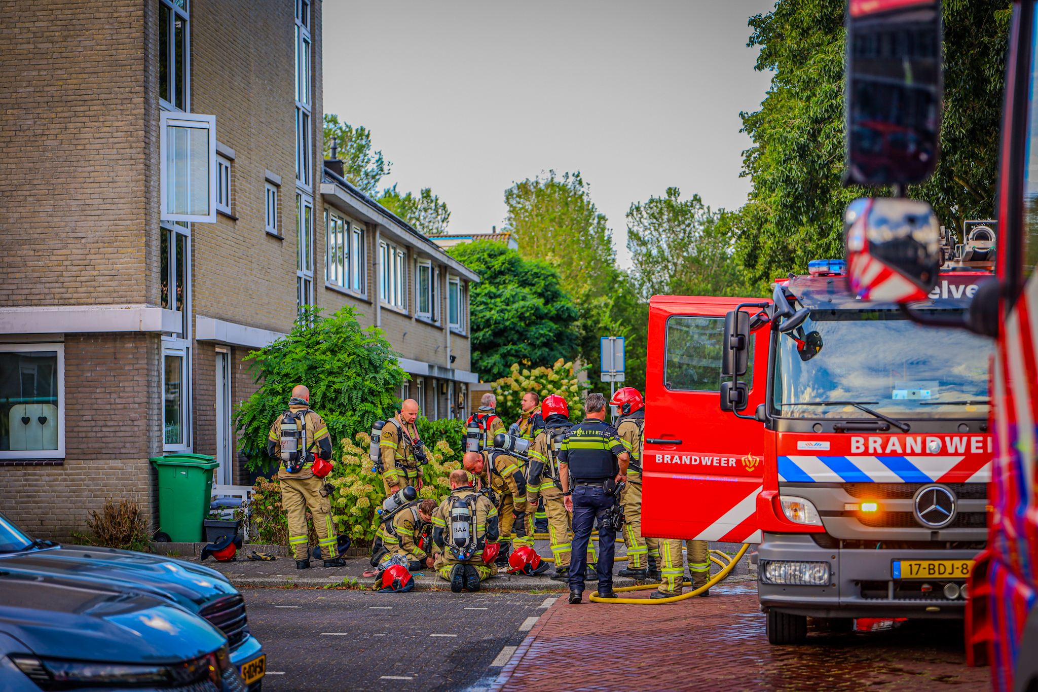 Brandweermensen redden kat uit brandende woning - foto
