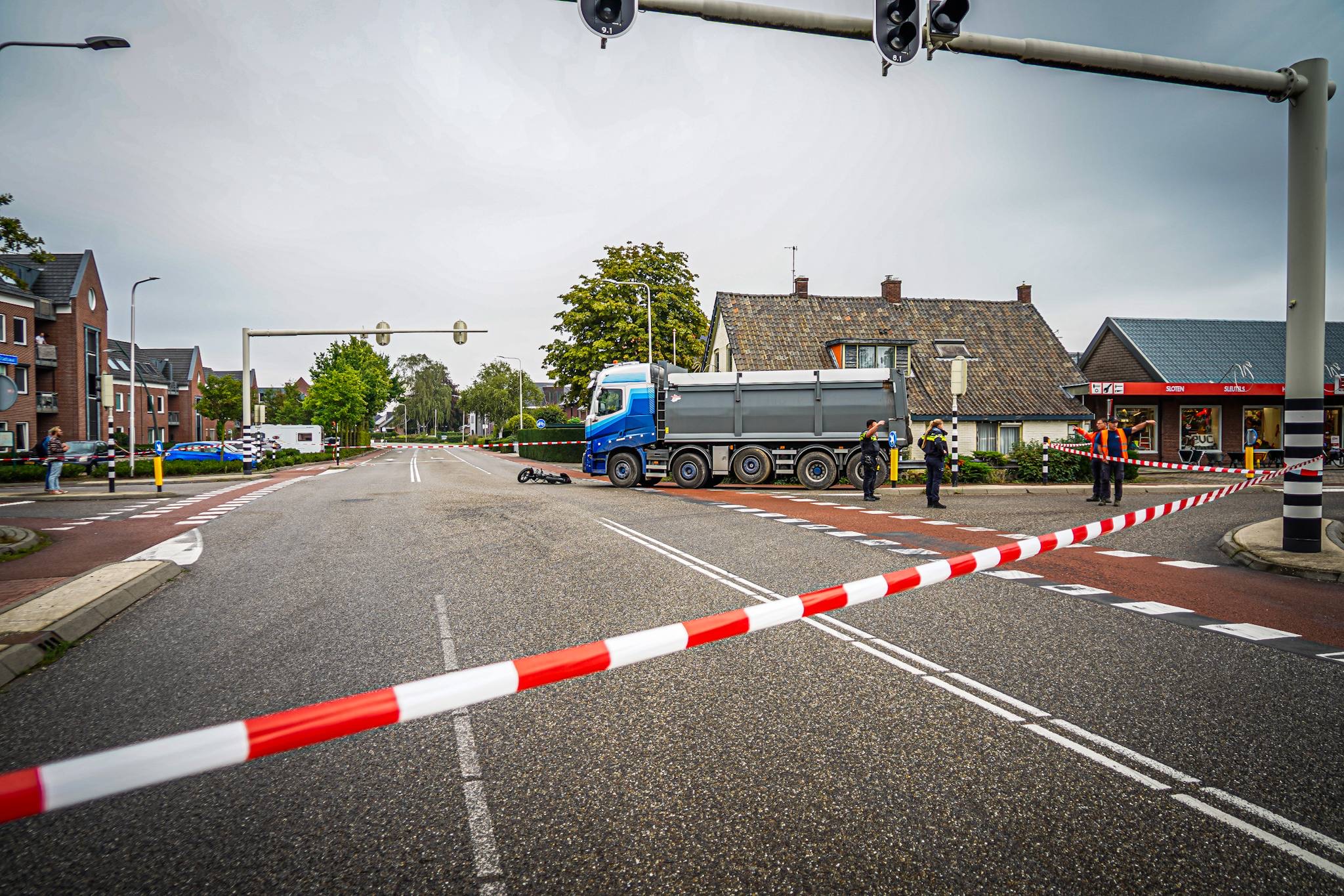 Ernstige aanrijding tussen fatbike en vrachtwagen op kruispunt - foto