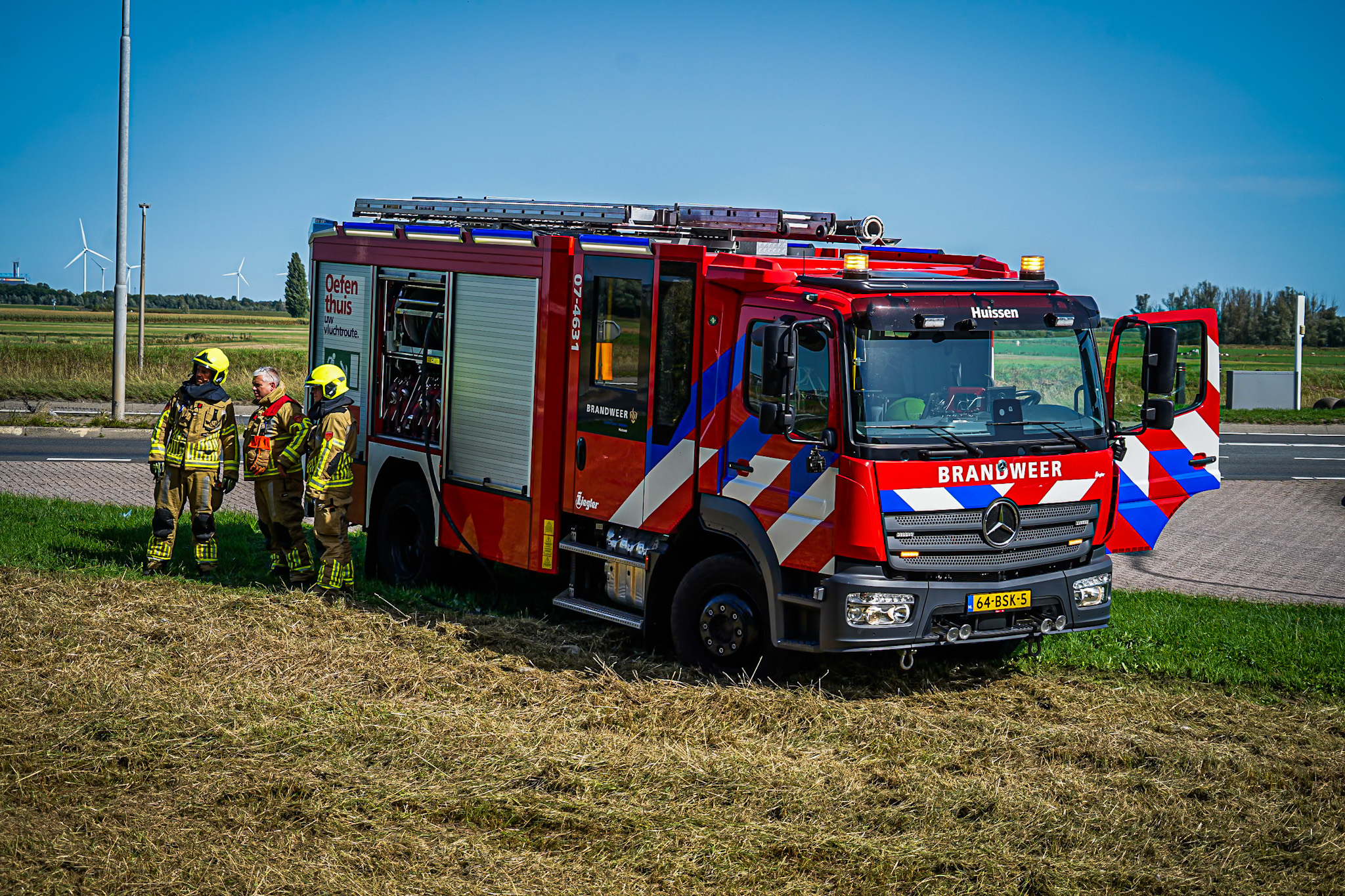 Tractor zorgt voor brandweerinzet langs de weg in Huissen - foto