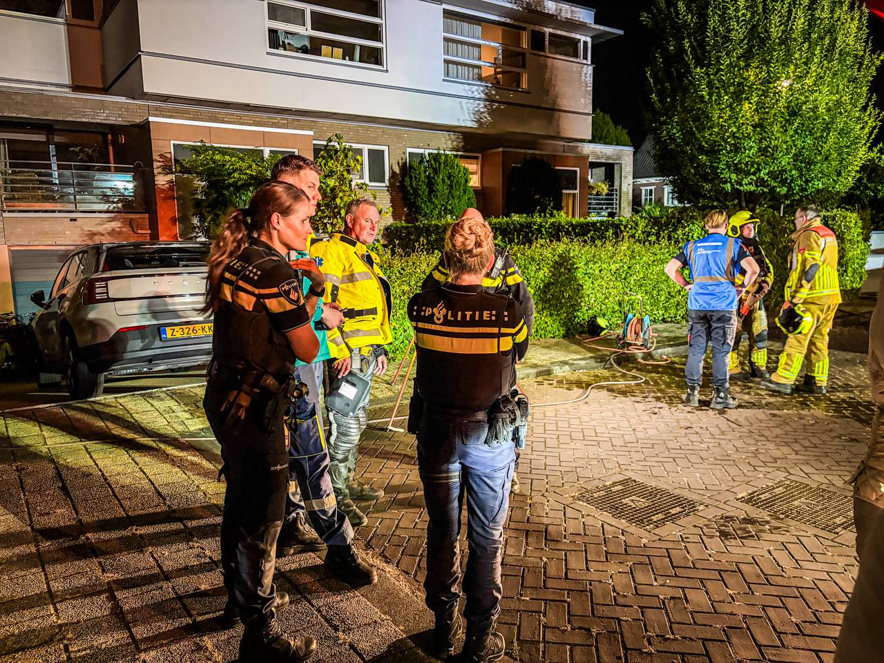 Bewoner gewond bij balkonbrand in Velp, brandweer voorkomt uitbreiding - foto