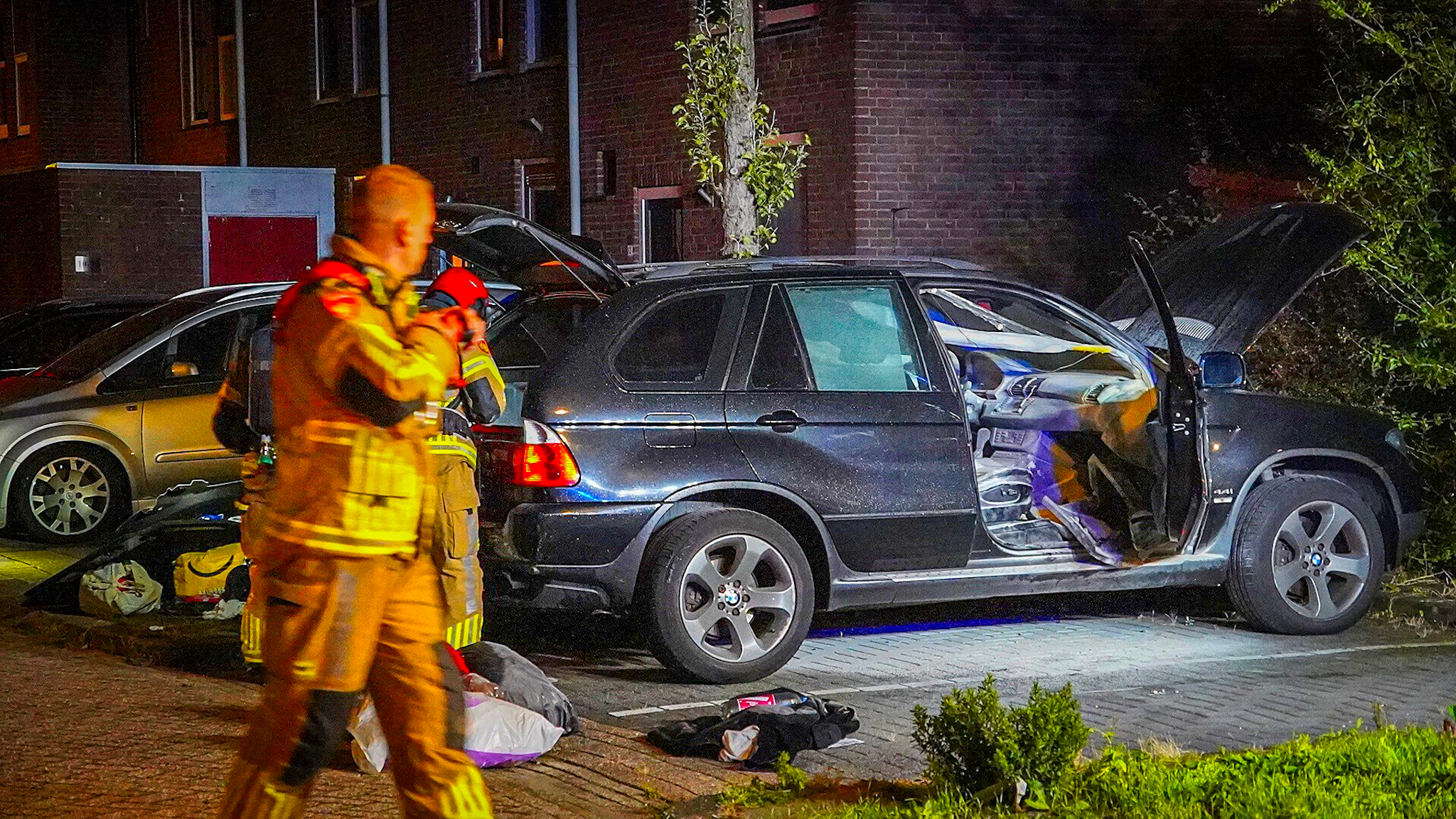 Auto zwaar beschadigd door nachtelijke brand - foto