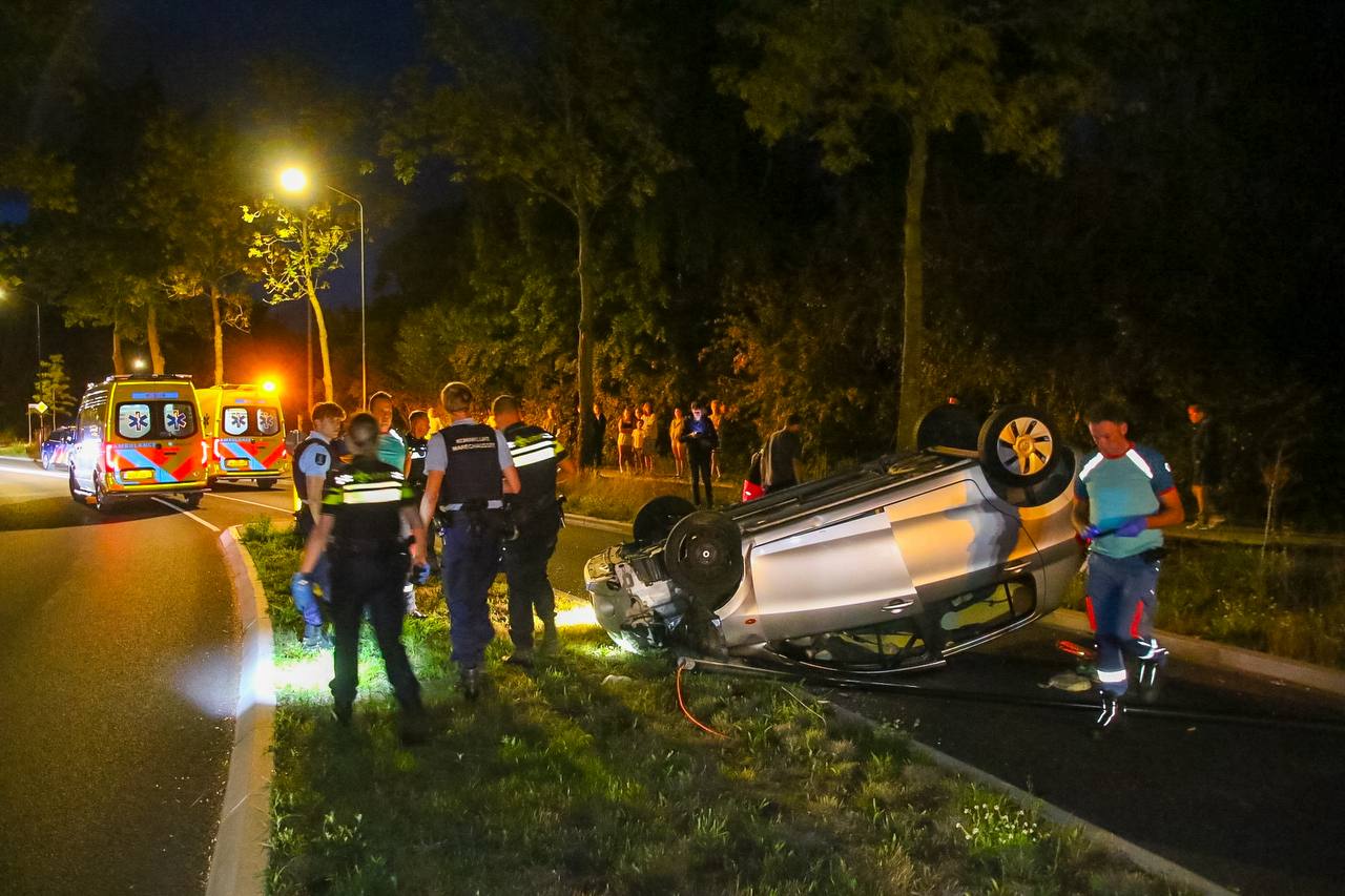 Auto slaat over de kop, bestuurder aangehouden
