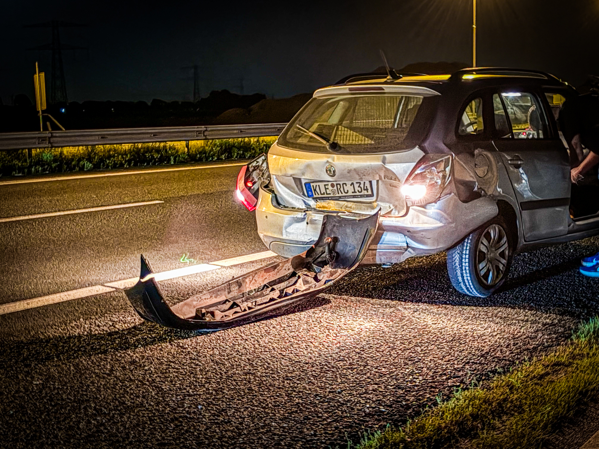 Meerdere voertuigen betrokken bij aanrijding op A12, twee rijstroken dicht