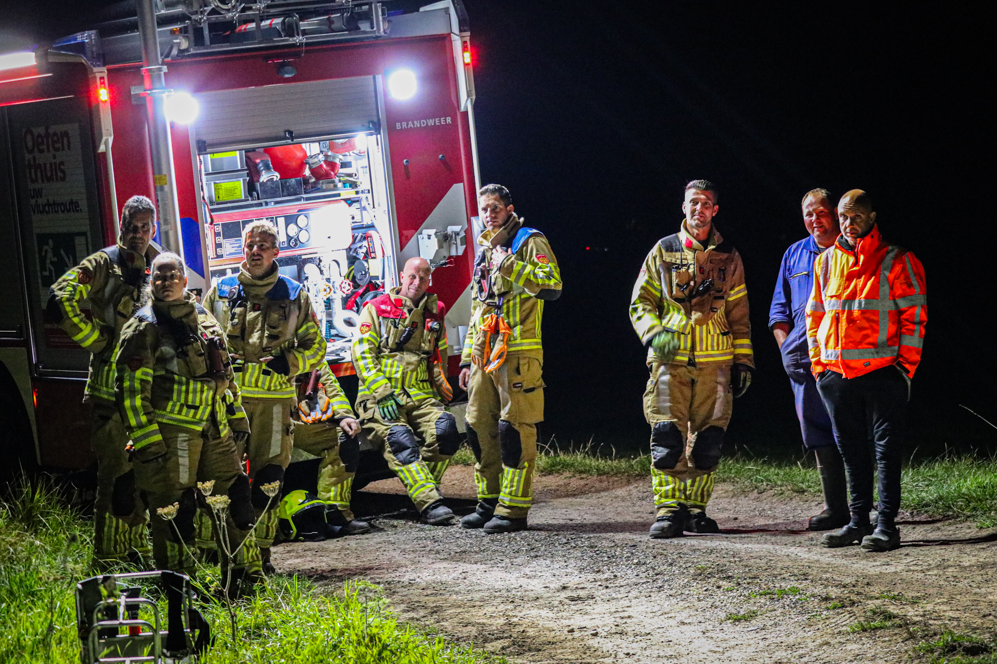 Brandweer uren bezig met brandende stapel agrarisch afval - foto