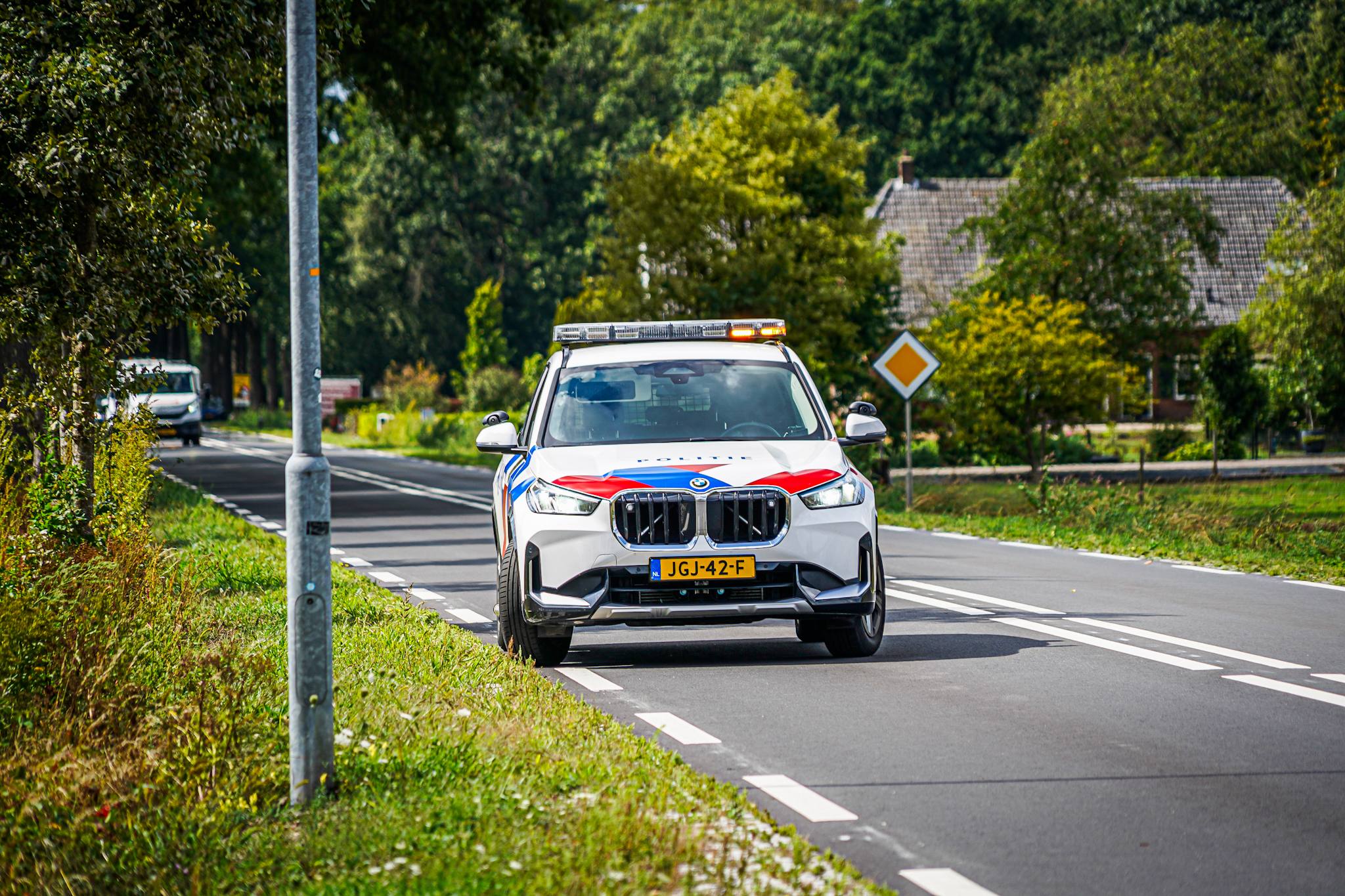 Ongeluk tussen twee auto’s op kruispunt; een rijbaan dicht - foto