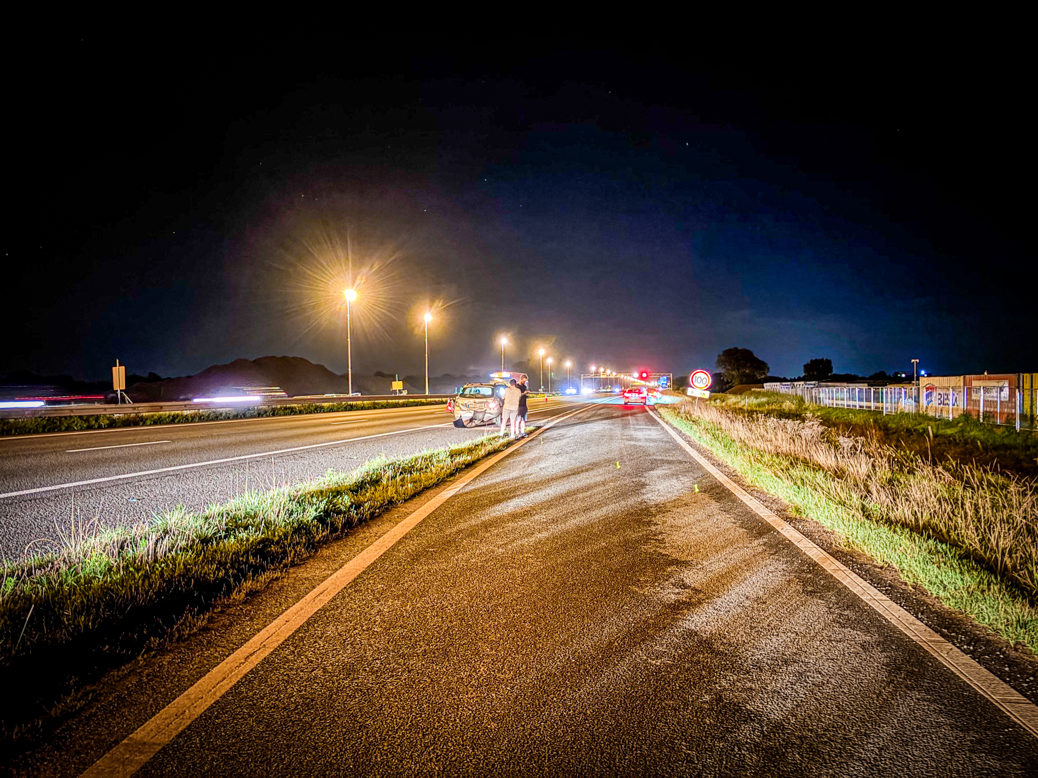 Meerdere voertuigen betrokken bij aanrijding op A12, twee rijstroken dicht - foto