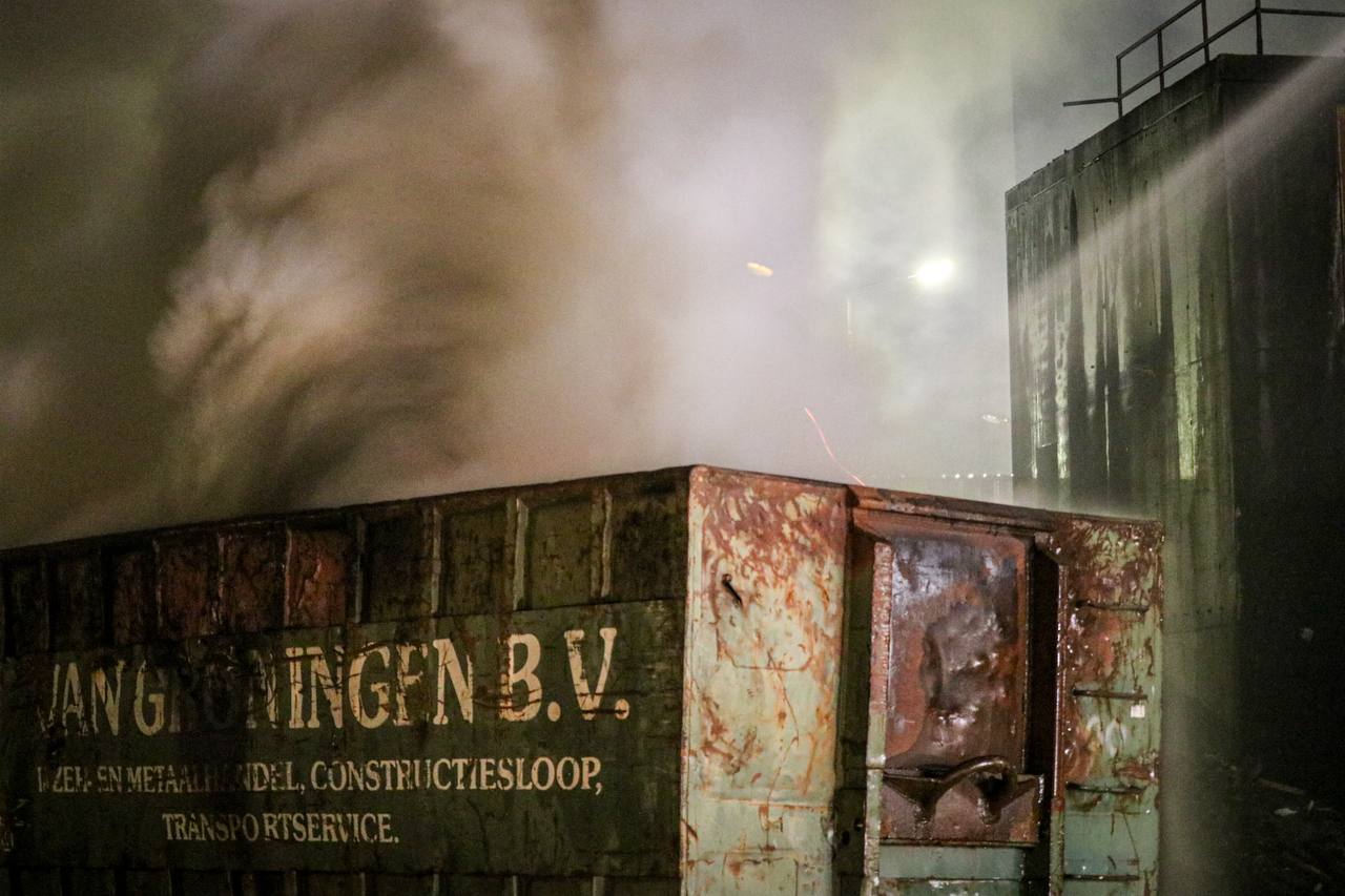 Veel rook bij containerbrand op industrieterrein - foto