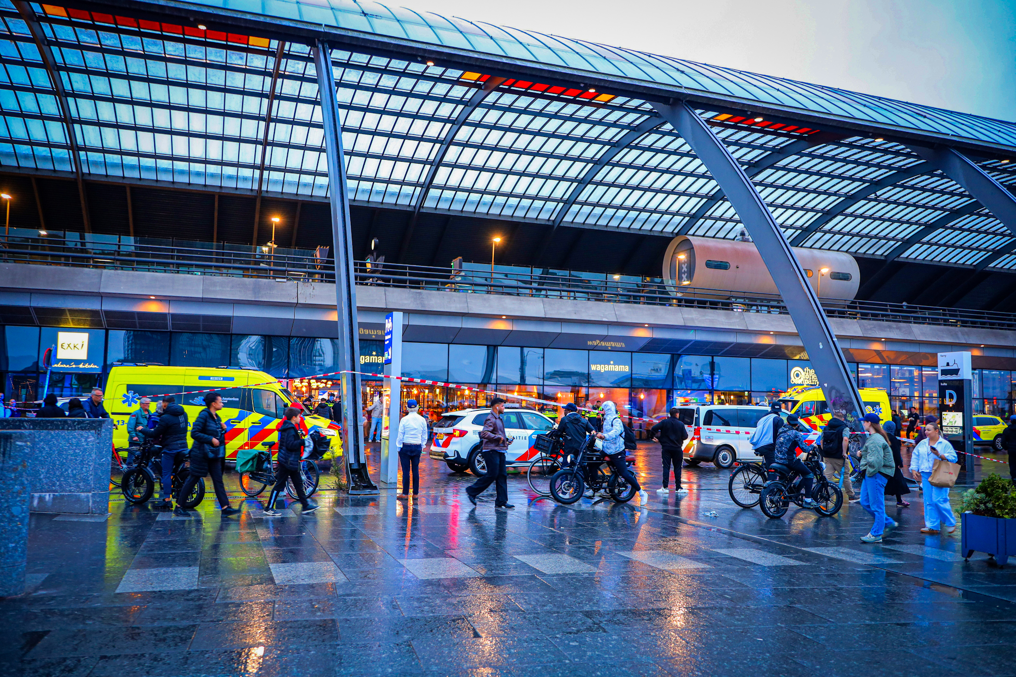 Persoon gewond bij steekincident nabij centraal station - foto