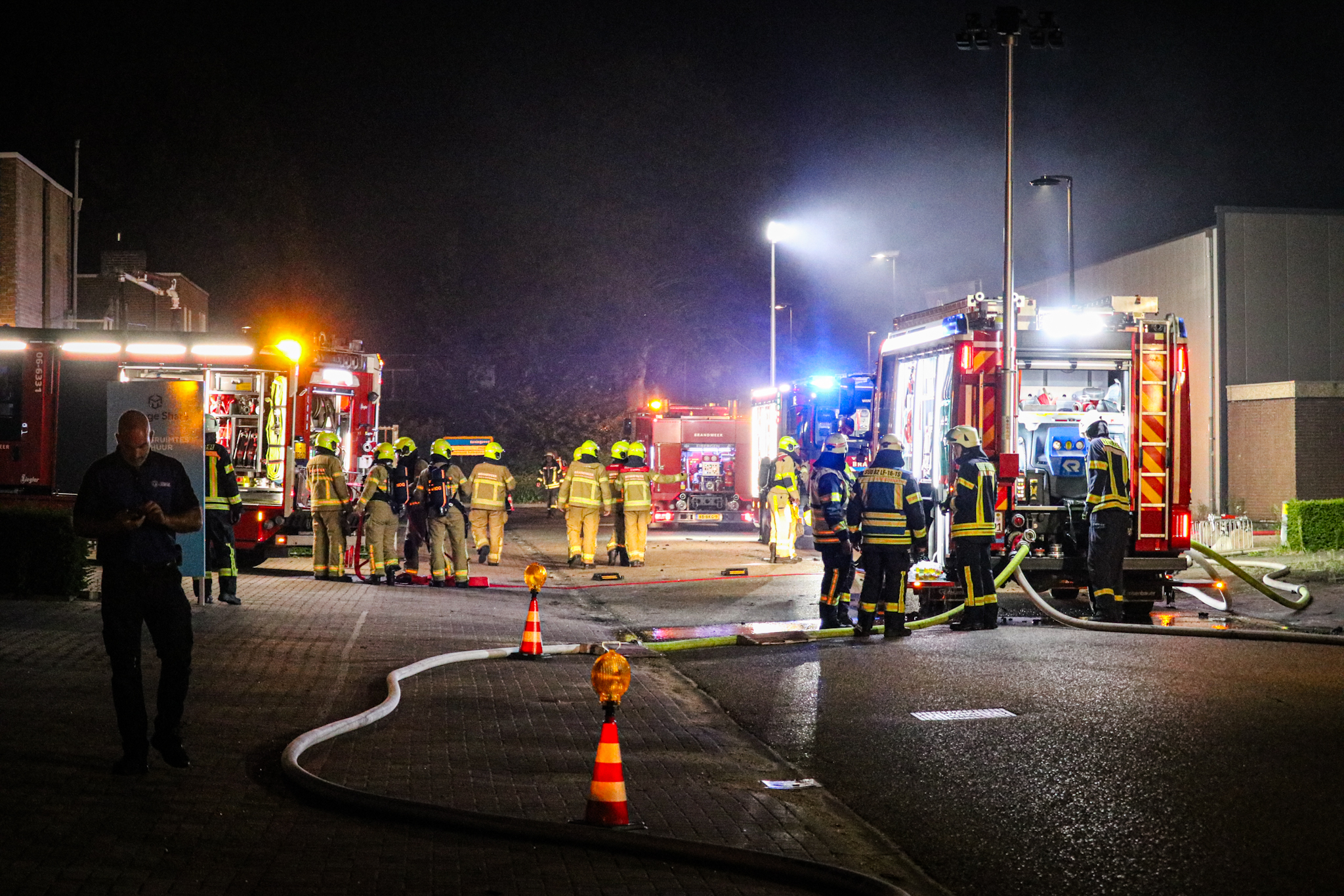 Zeer grote brand na botsing met pand onder controle - foto