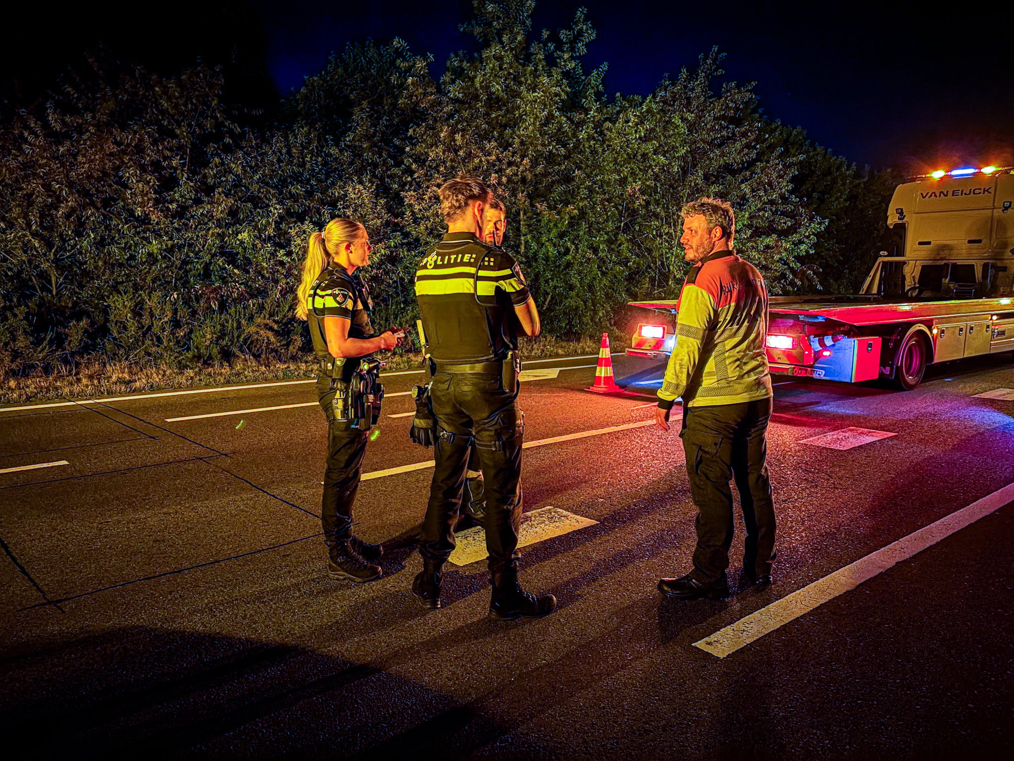 Jonge bestuurster naar ziekenhuis na botsing tegen vangrail - foto