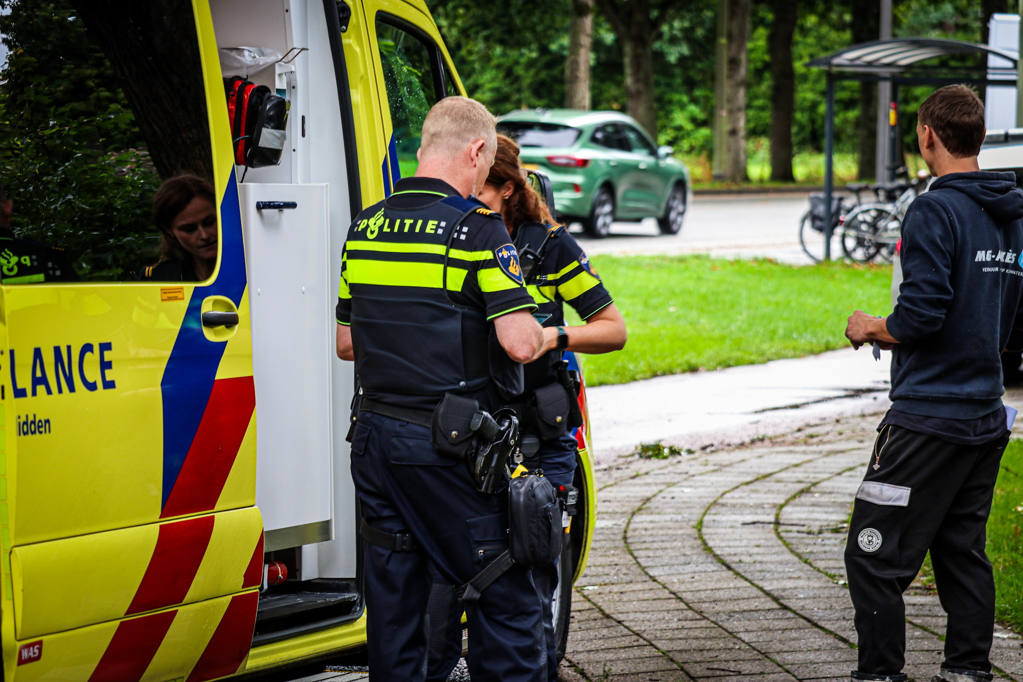 Fietser gewond na val op rotonde - foto