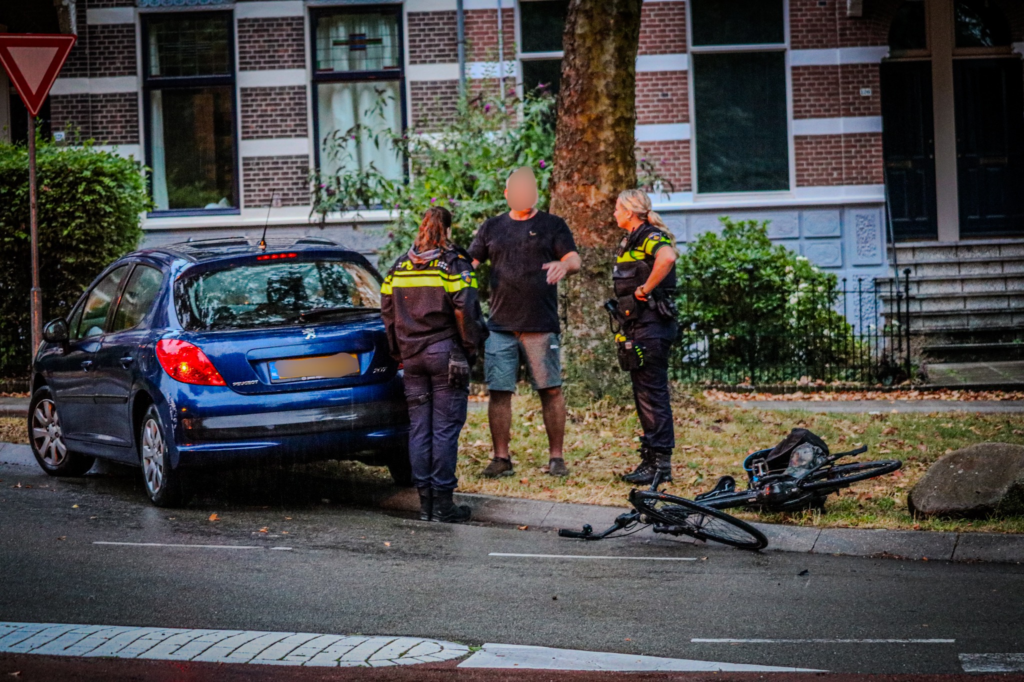 Automobilist schept fietser in drukke ochtendspits