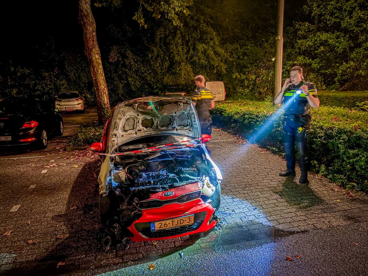 Auto volledig verwoest door nachtelijke brand, politie onderzoekt mogelijke brandstichting - foto