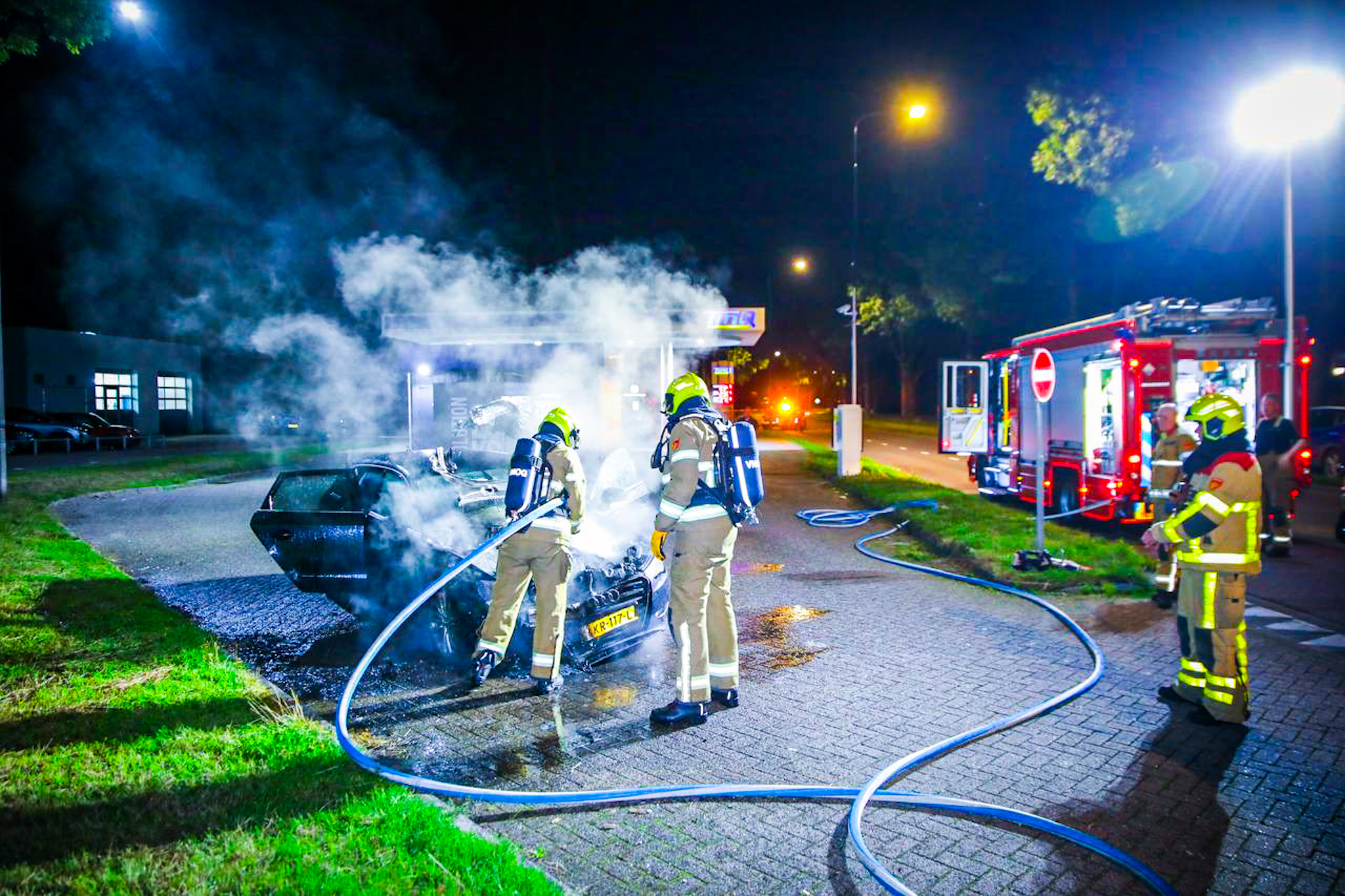 Auto vliegt in brand bij tankstation, bestuurder voorkomt gevaarlijke situatie - foto