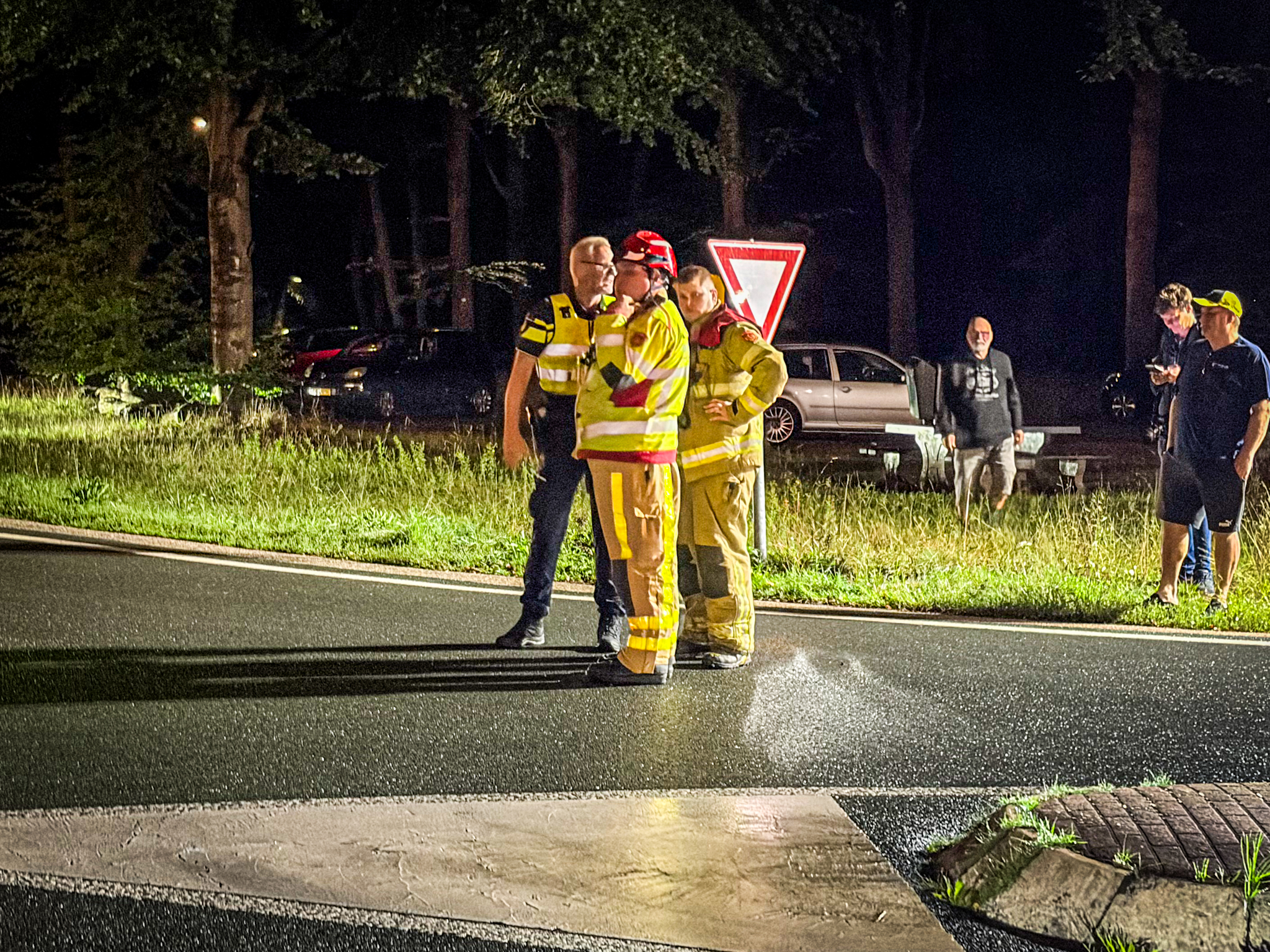 Twee voertuigen zwaar beschadigd bij aanrijding, weg volledig afgesloten - foto