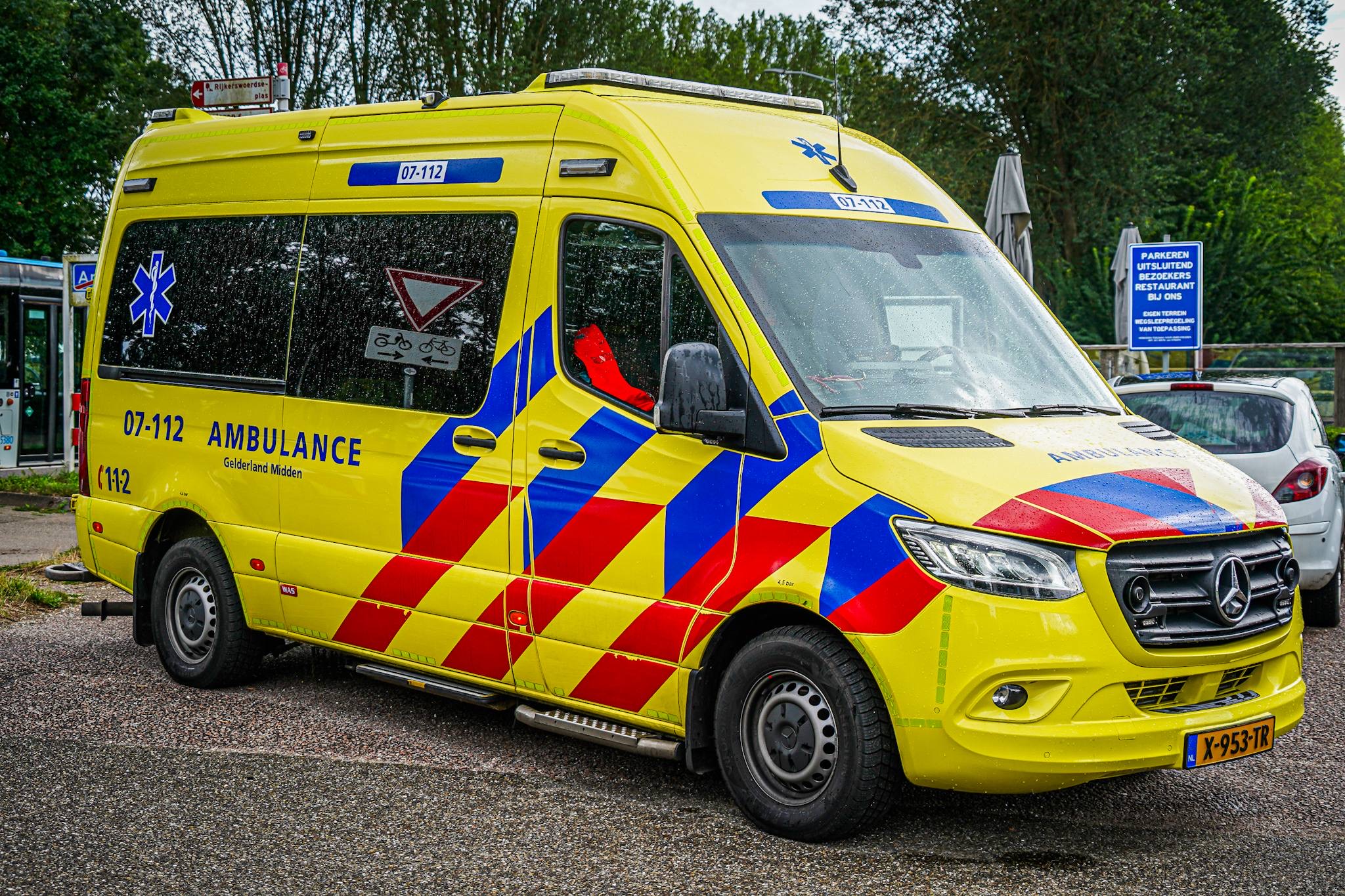 Bewoner gewond aangetroffen bij woningbrand