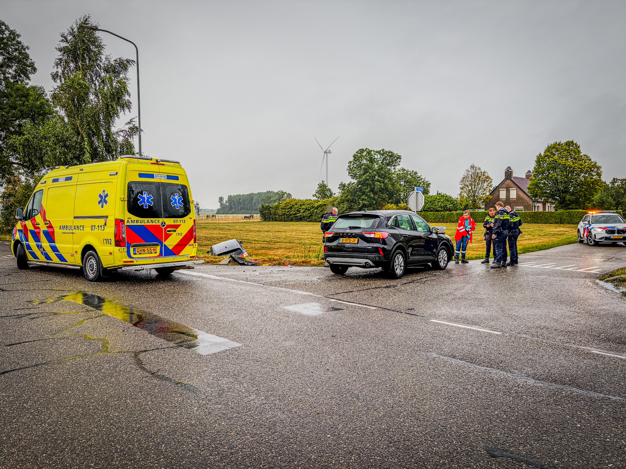 Twee voertuigen botsen op kruispunt; beide total loss - foto